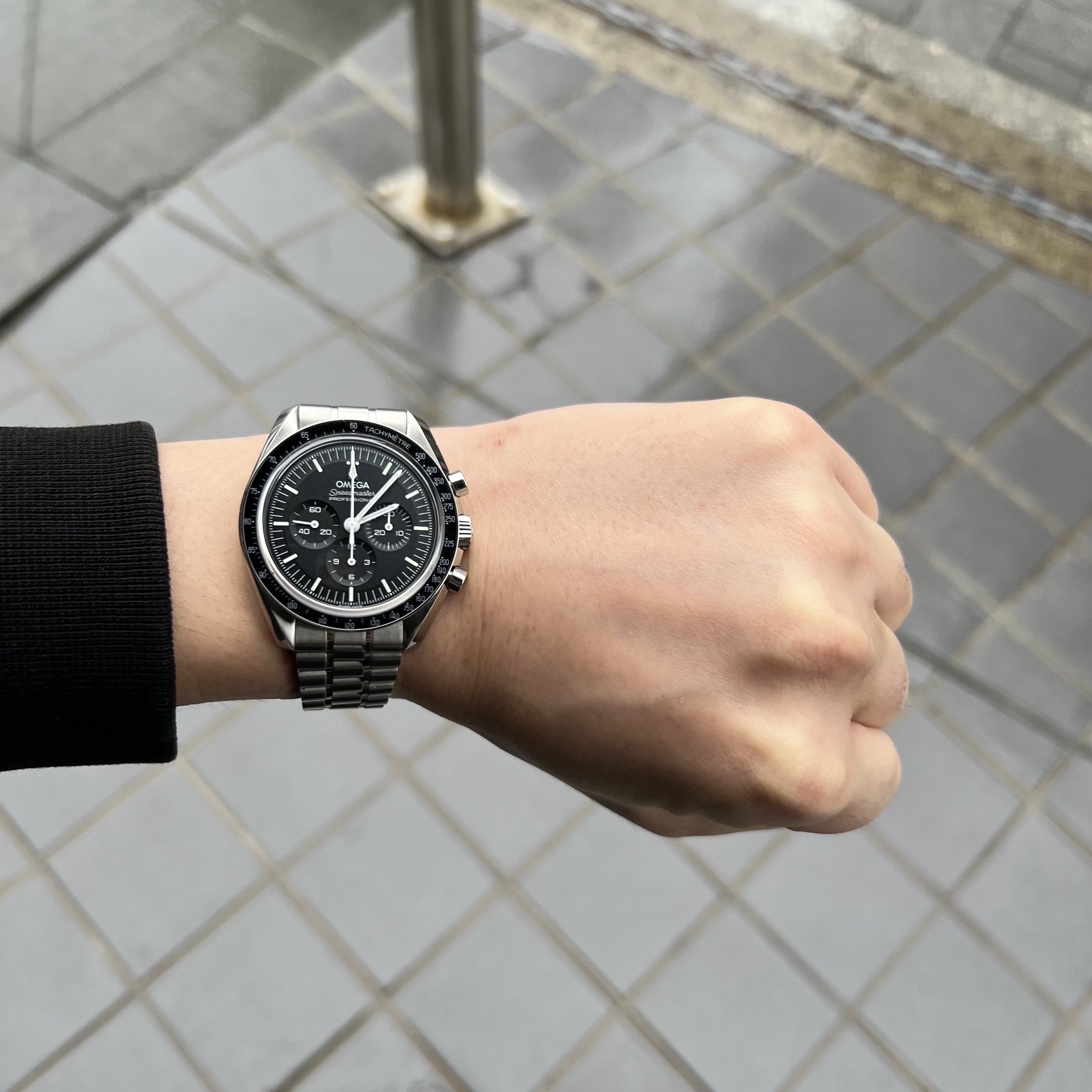 Omega Speedmaster Moonwatch Professional Co Axial Master Chronometer Chronograph Steel Black (Transparent Caseback Ver.) 착용 스타일