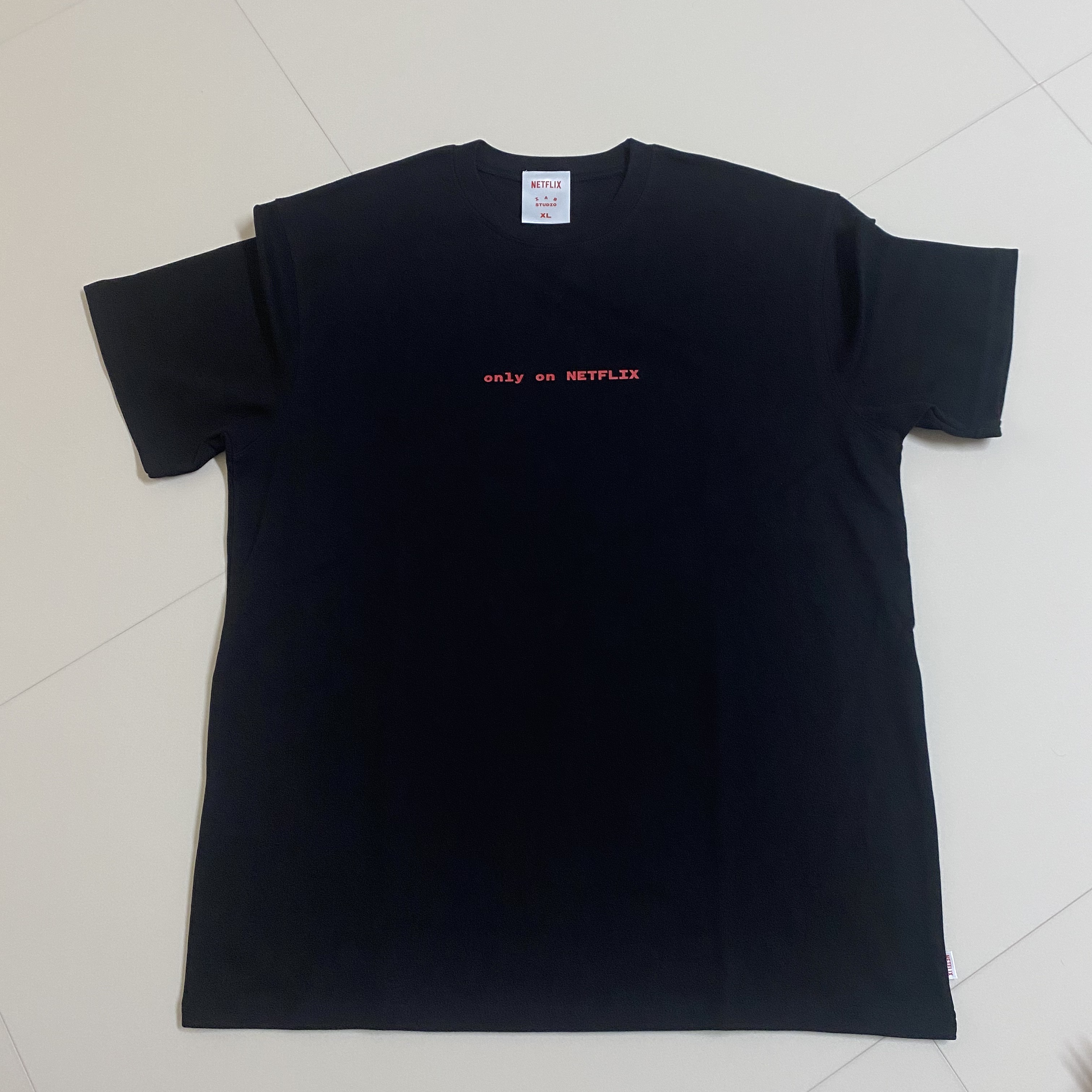 IAB Studio x Netflix SS T-Shirt Black 착용 스타일 - 2