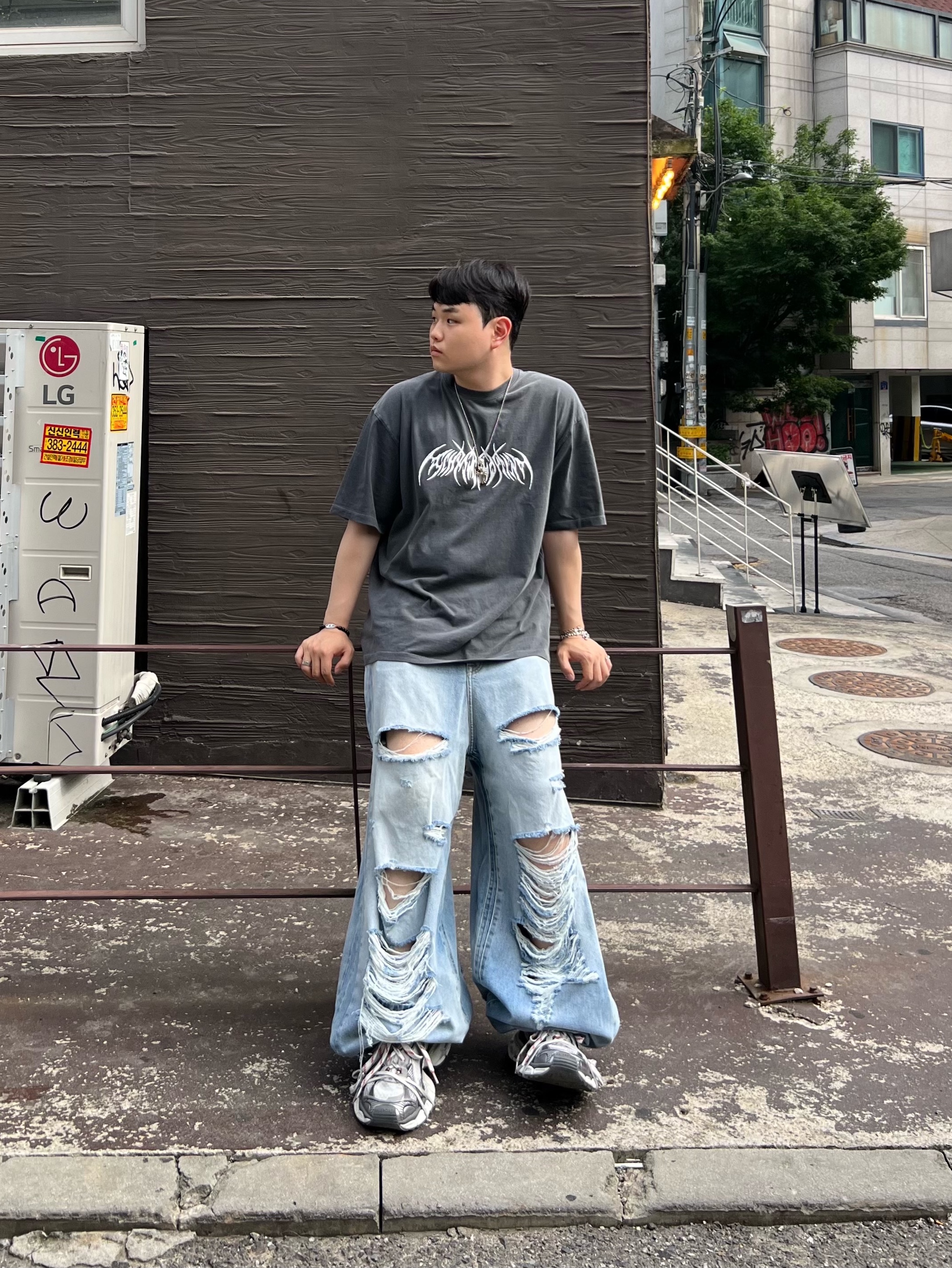 Balenciaga 3XL Sneakers Grey White Red 착용 스타일 - 2