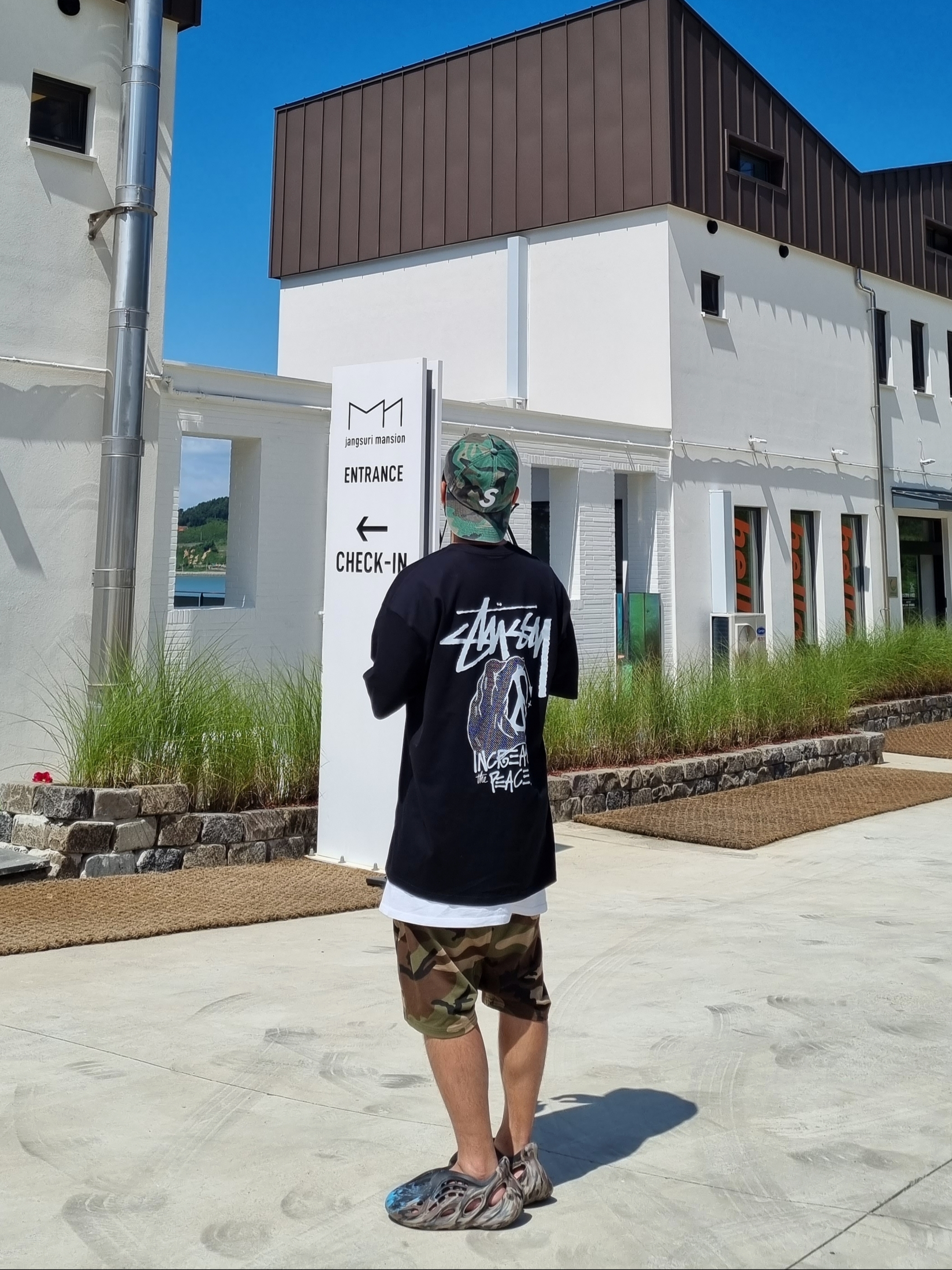 Adidas Yeezy Foam RNNR MX Cinder, Supreme Pigment Print S Logo 6-Panel Woodland Camo - 20SS 착용 스타일