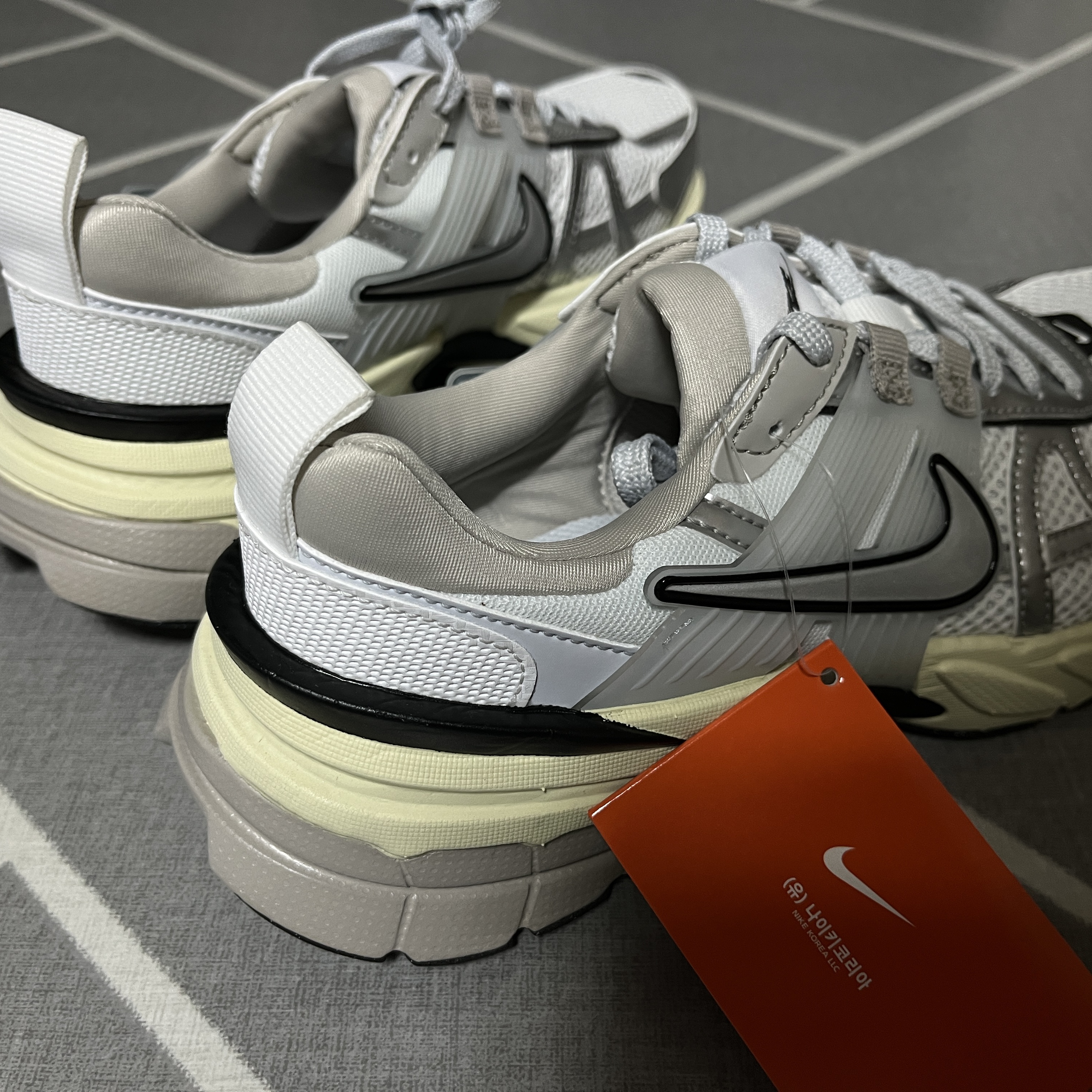 Nike V2K Run Summit White Metallic Silver 착용 스타일 - 3