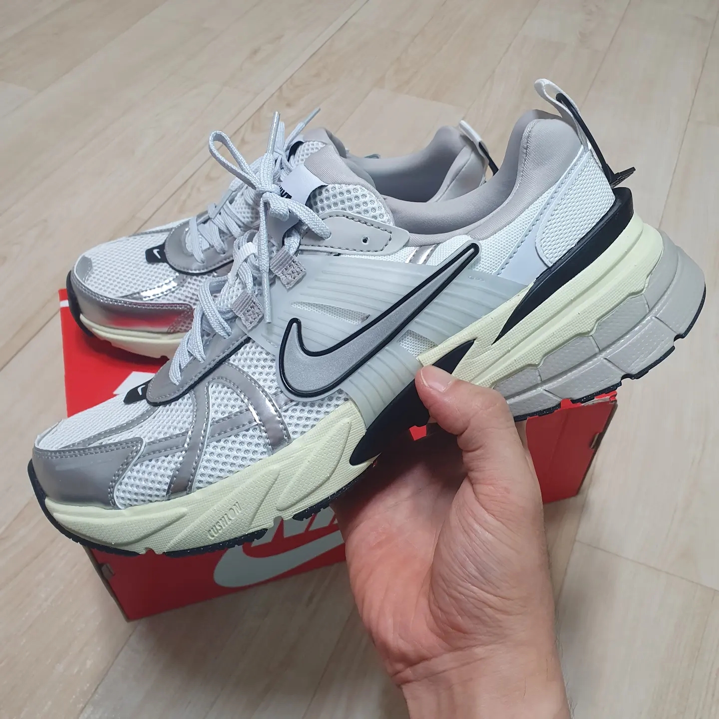 Nike V2K Run Summit White Metallic Silver 착용 스타일 - 2