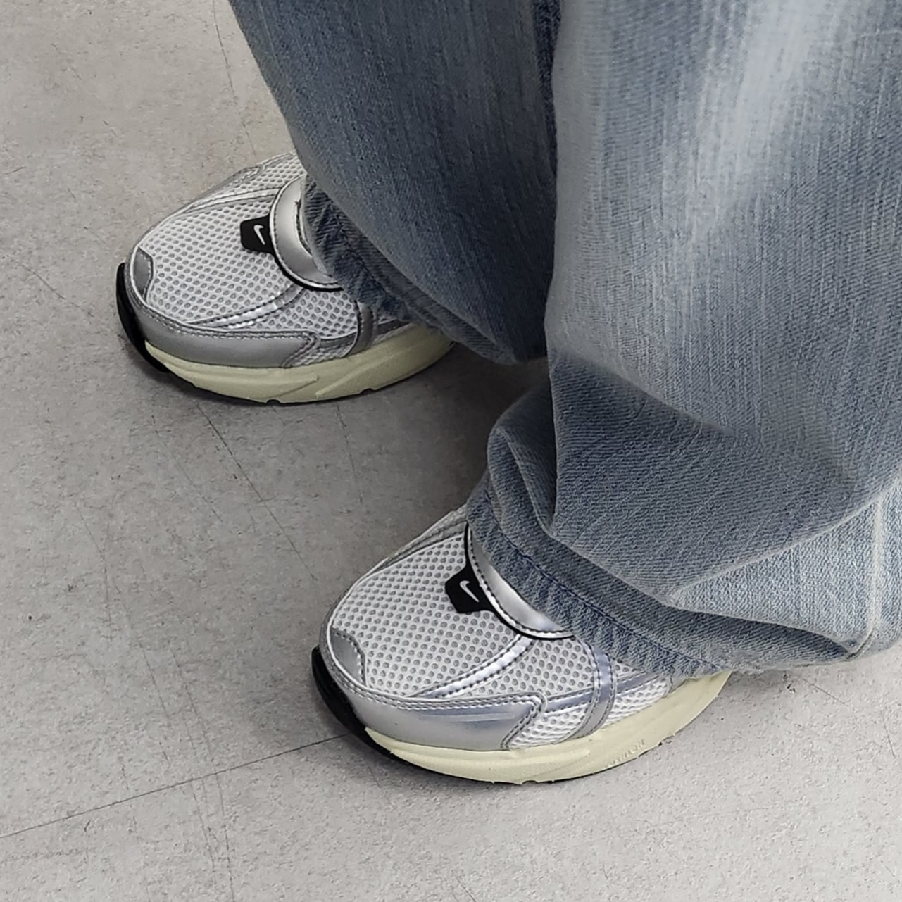 Nike V2K Run Summit White Metallic Silver 착용 스타일