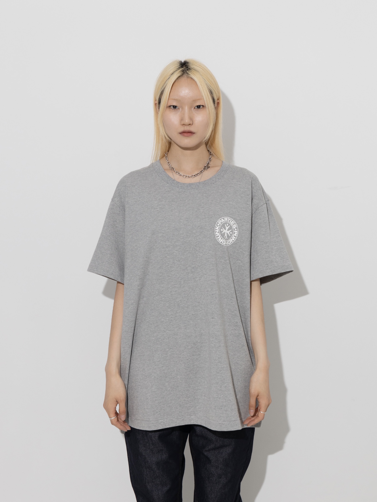 Punch Drunk Parties Circle Logo Narrow Tee Gray 착용 스타일 - 1