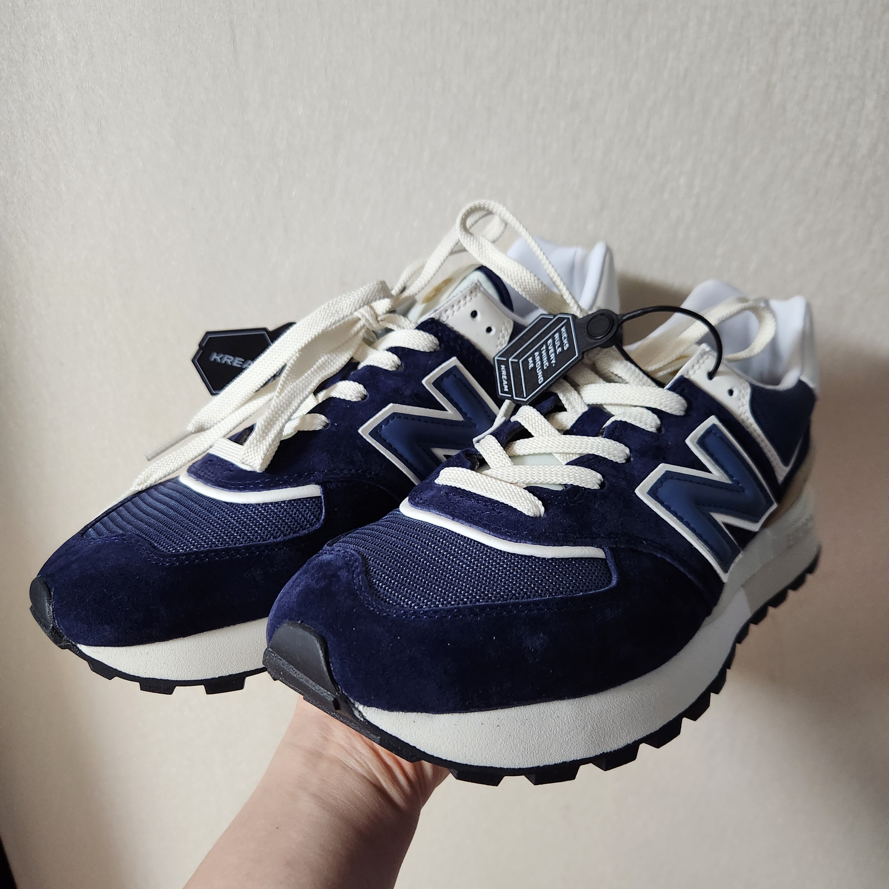 New Balance 574 Legacy Navy 착용 스타일 - 2