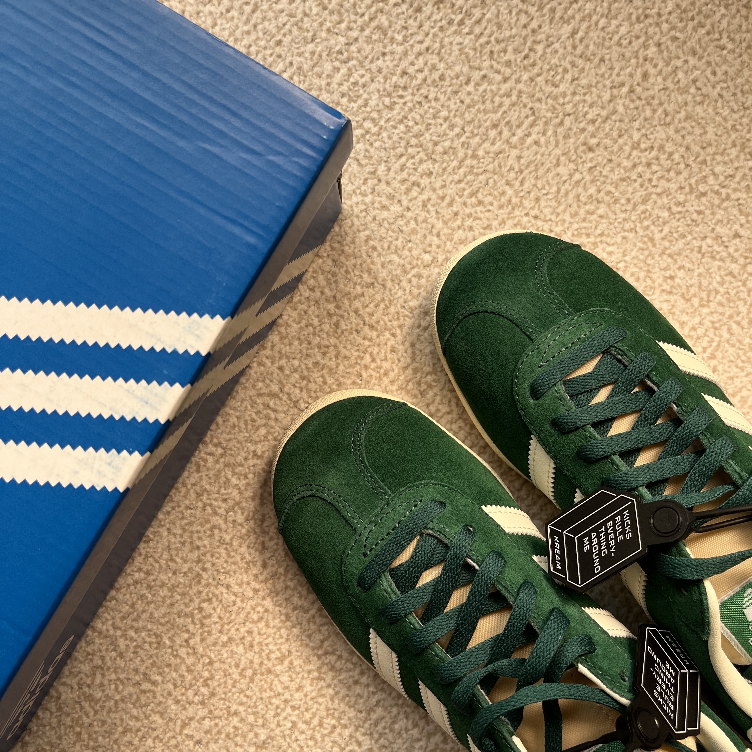 Adidas Gazelle Dark Green Cream White 착용 스타일 - 2