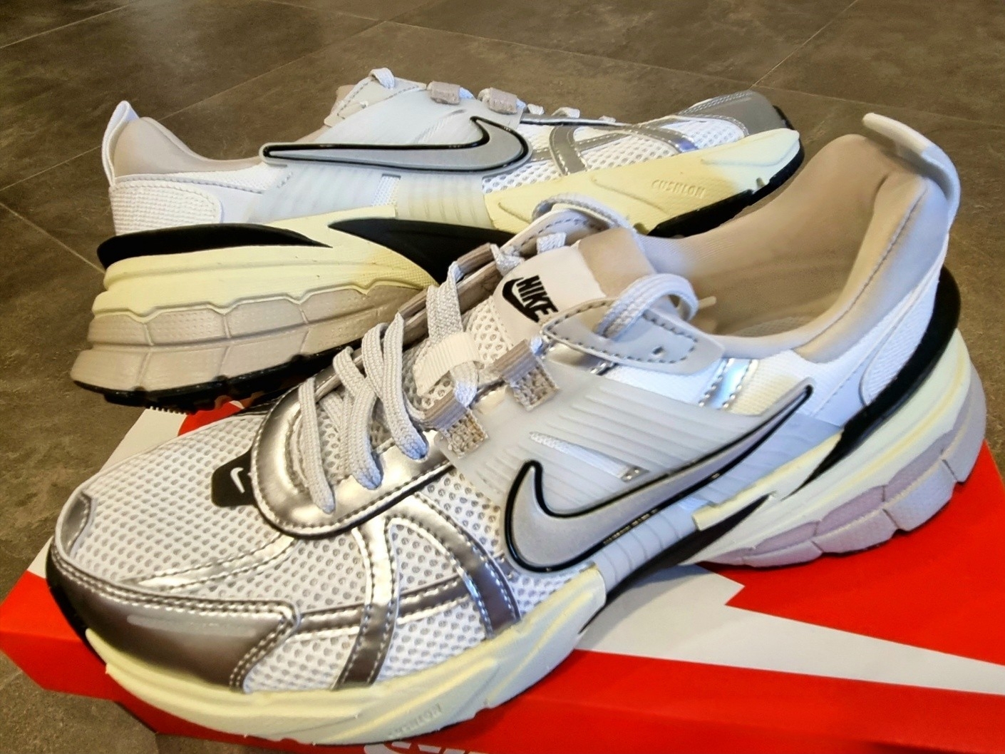 Nike V2K Run Summit White Metallic Silver 착용 스타일 - 3