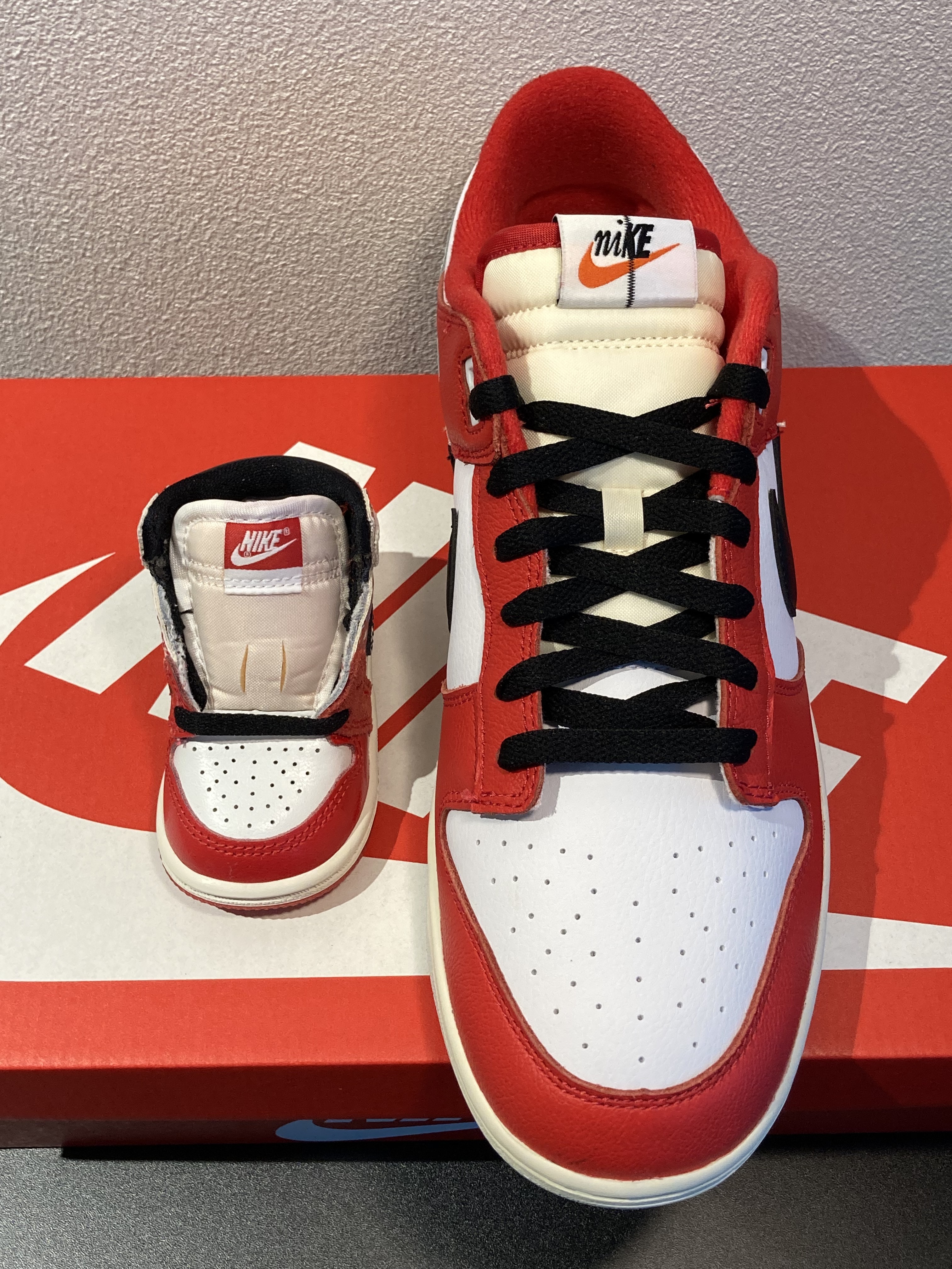 (TD) Jordan 1 Retro High Spider-Man Next Chapter, Nike Dunk Low Retro PRM University Red Black 착용 스타일 - 2