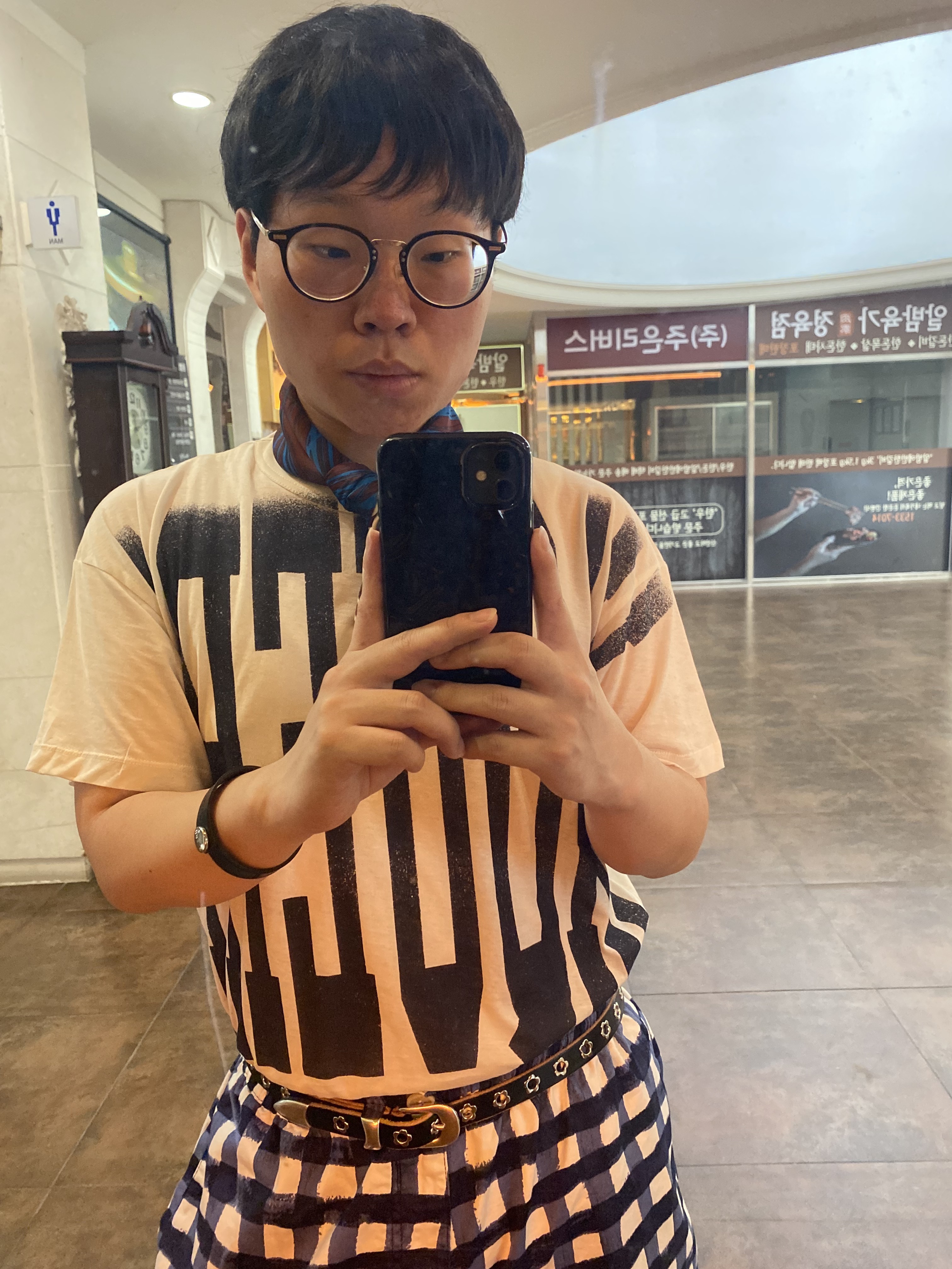 Crocs Classic Crush Boot Black, Uniqlo x Marni Striped Crewneck Short Sleeve T-Shirt Blue 착용 스타일 - 1