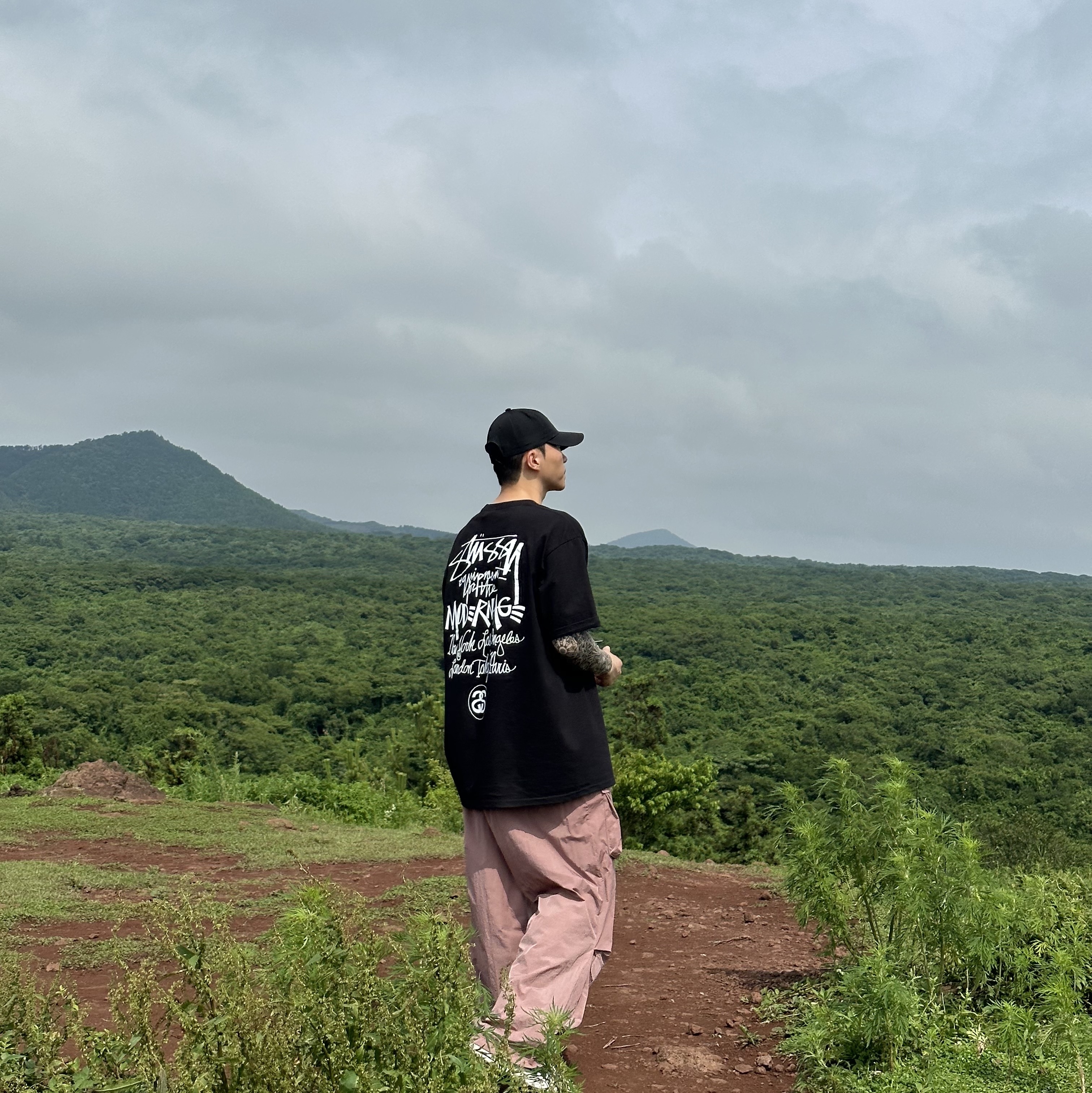 Stussy Modern Age T-Shirt Black, Maison Mihara Yasuhiro Hank OG Sole Canvas Low-top Sneakers Black 착용 스타일