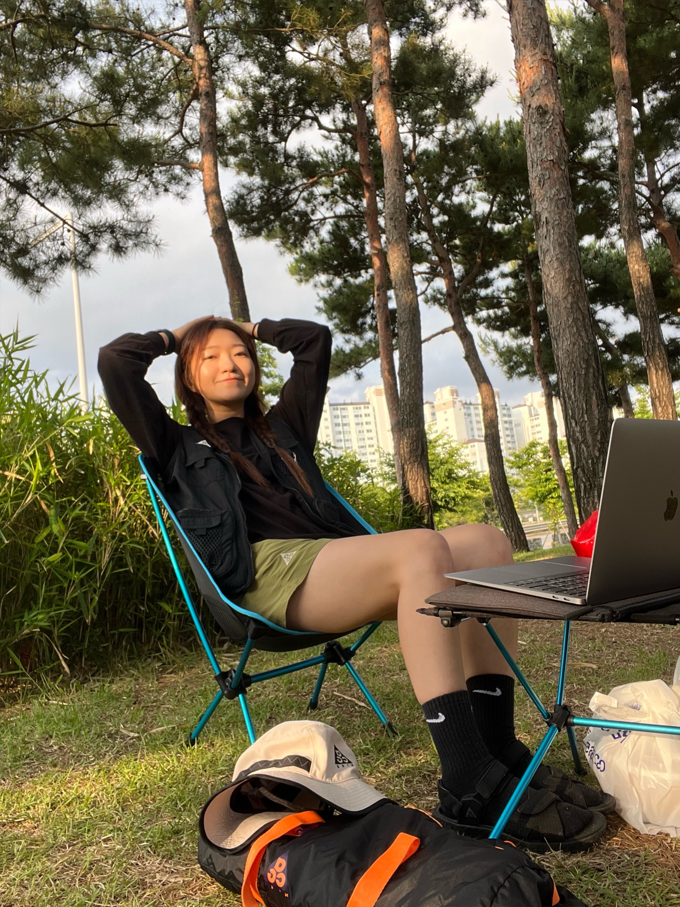 Helinox Chair One Black, Helinox Table One Hard Top Black 착용 스타일 - 2