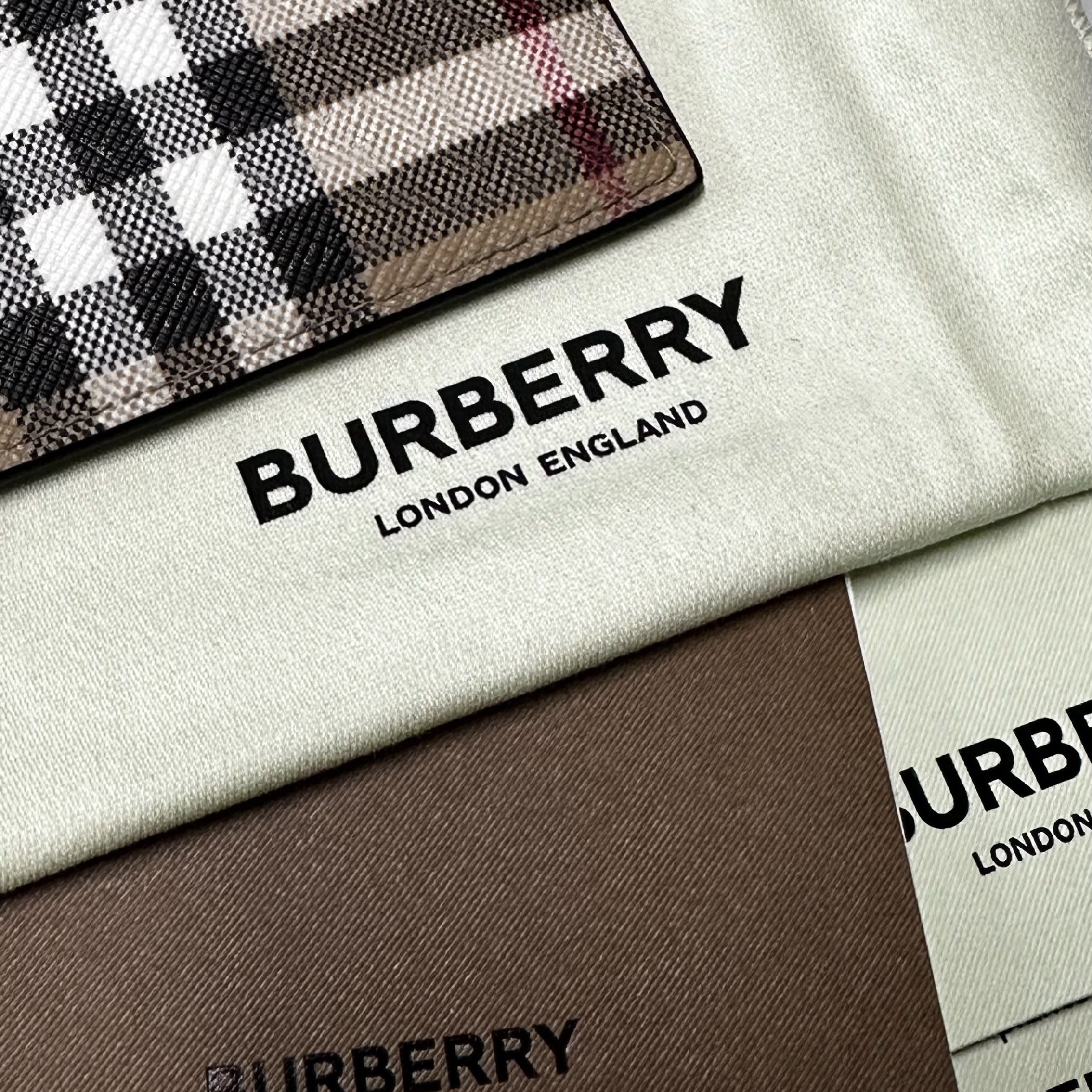 Burberry Vintage Check Leather Card Case Archive Beige 착용 스타일