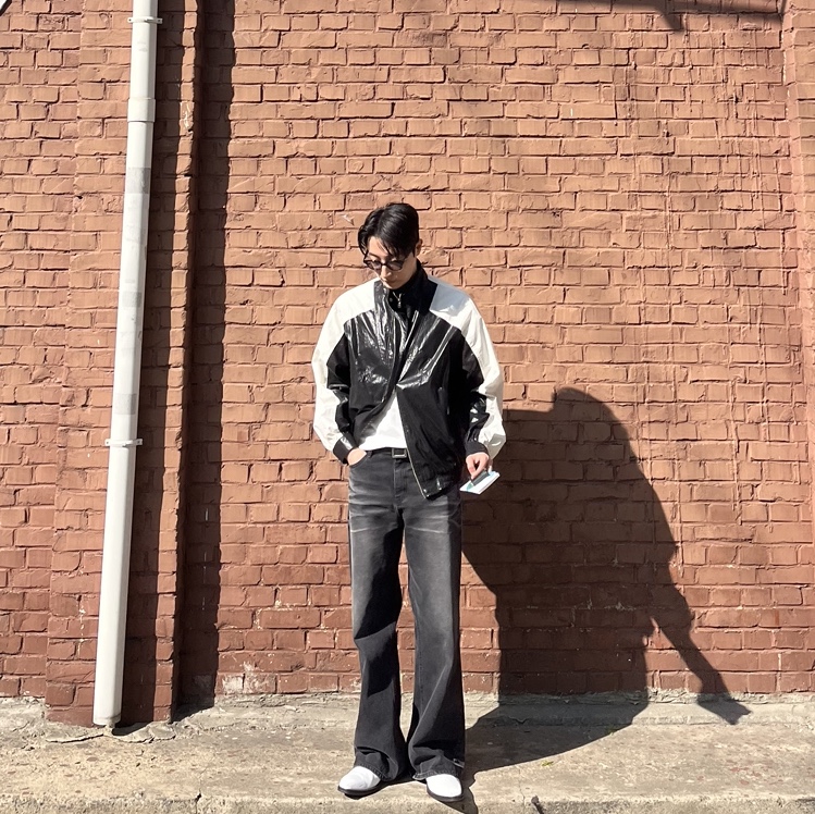(W) Matin Kim Logo Coating Jumper Black 착용 스타일 - 1