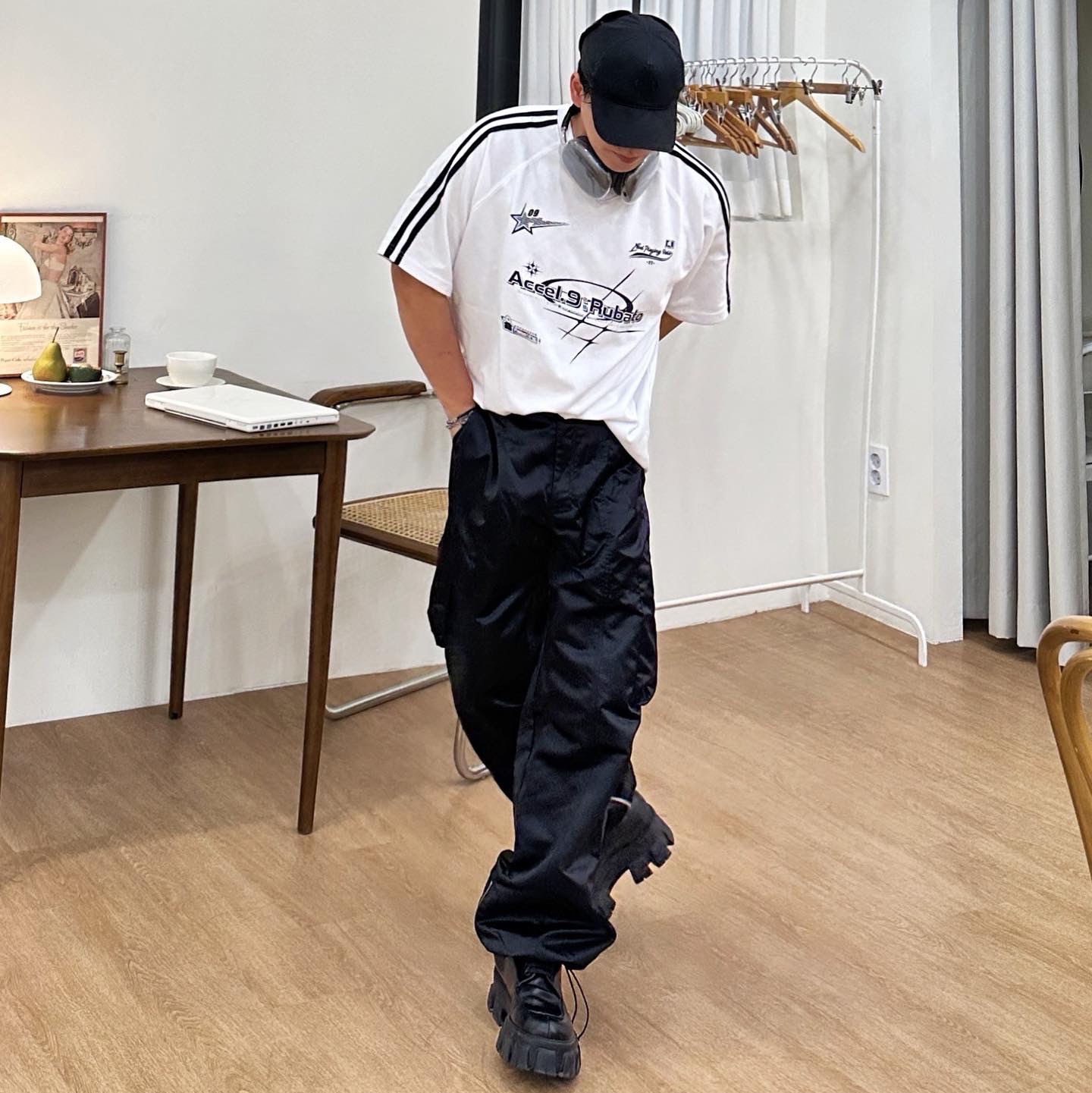 Apple AirPods Max Lightning Space Gray (Korean Ver.), Prada Monolith Brushed Leather Lace-Up Shoes Black 착용 스타일 - 5