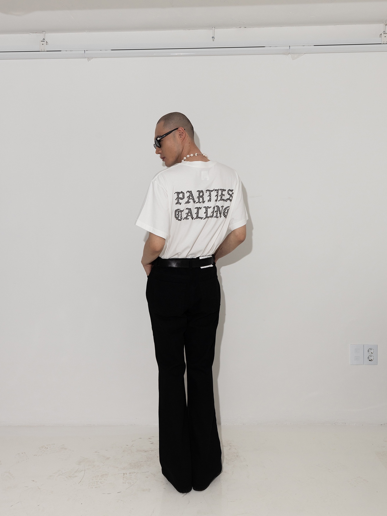 Punch Drunk Parties Creeper Letter Narrow Tee White 착용 스타일 - 1