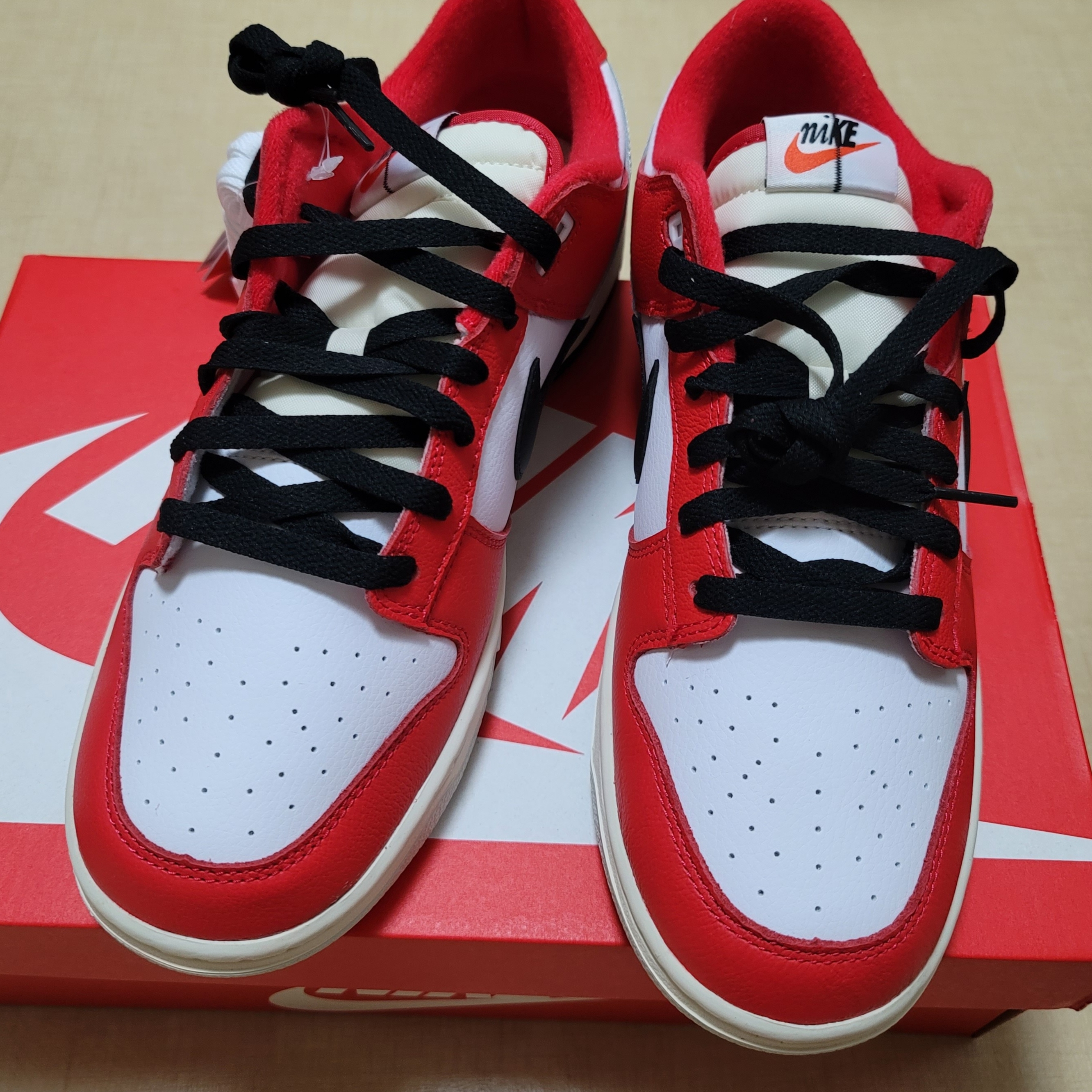 Nike Dunk Low Retro PRM University Red Black 착용 스타일 - 1