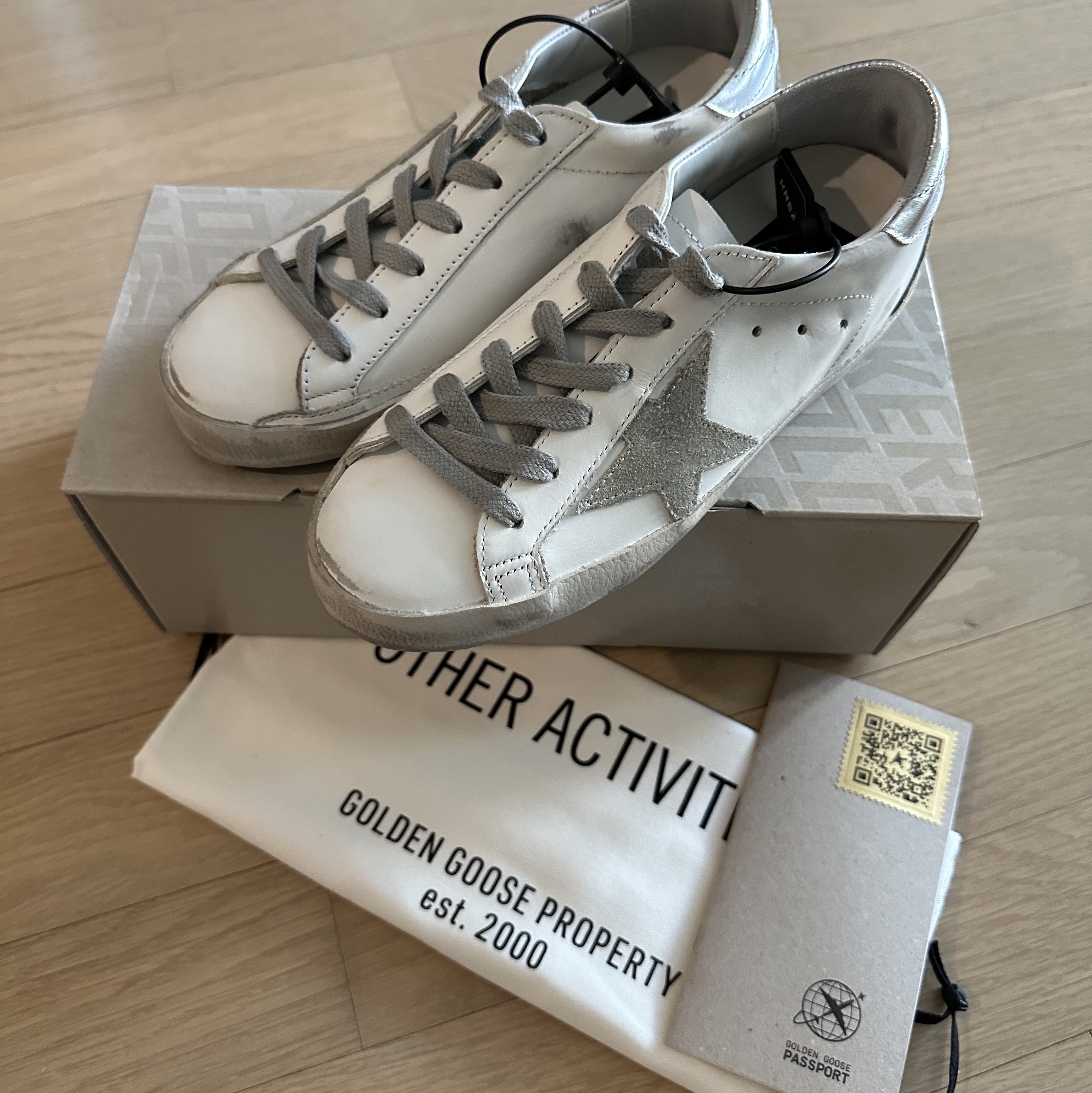 (W) Golden Goose Superstar White Silver Heel Tab Sneakers 착용 스타일