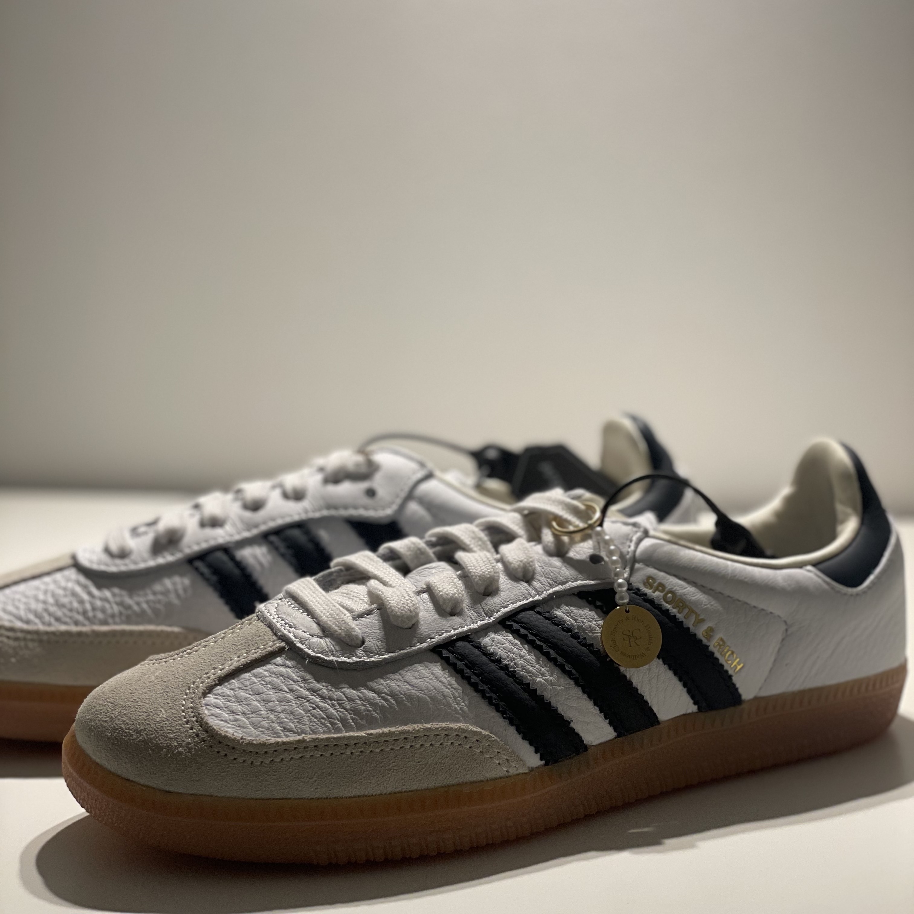 Adidas x Sporty & Rich Samba Cloud White Legend Ink 착용 스타일 - 3