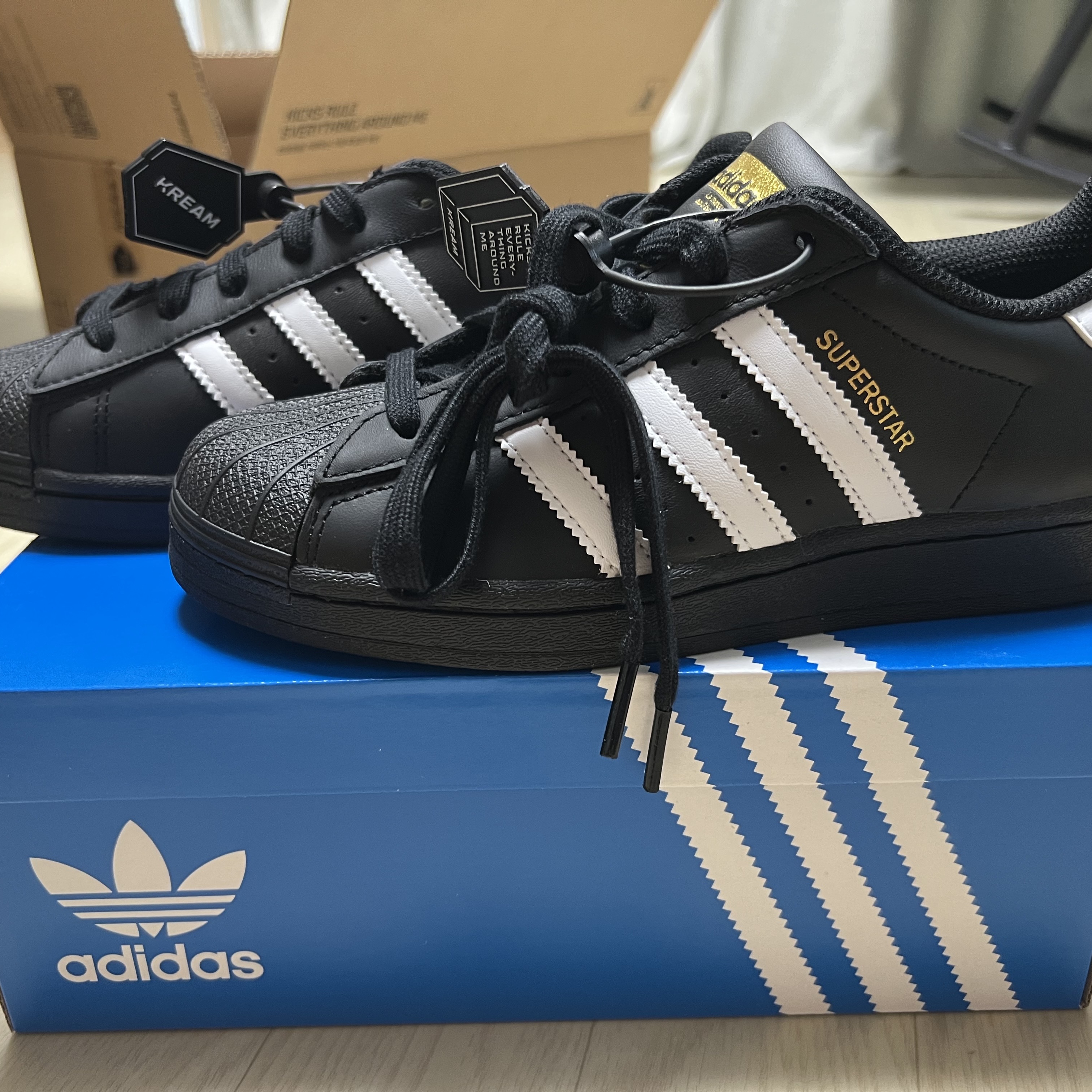 Adidas Superstar Core Black White 착용 스타일