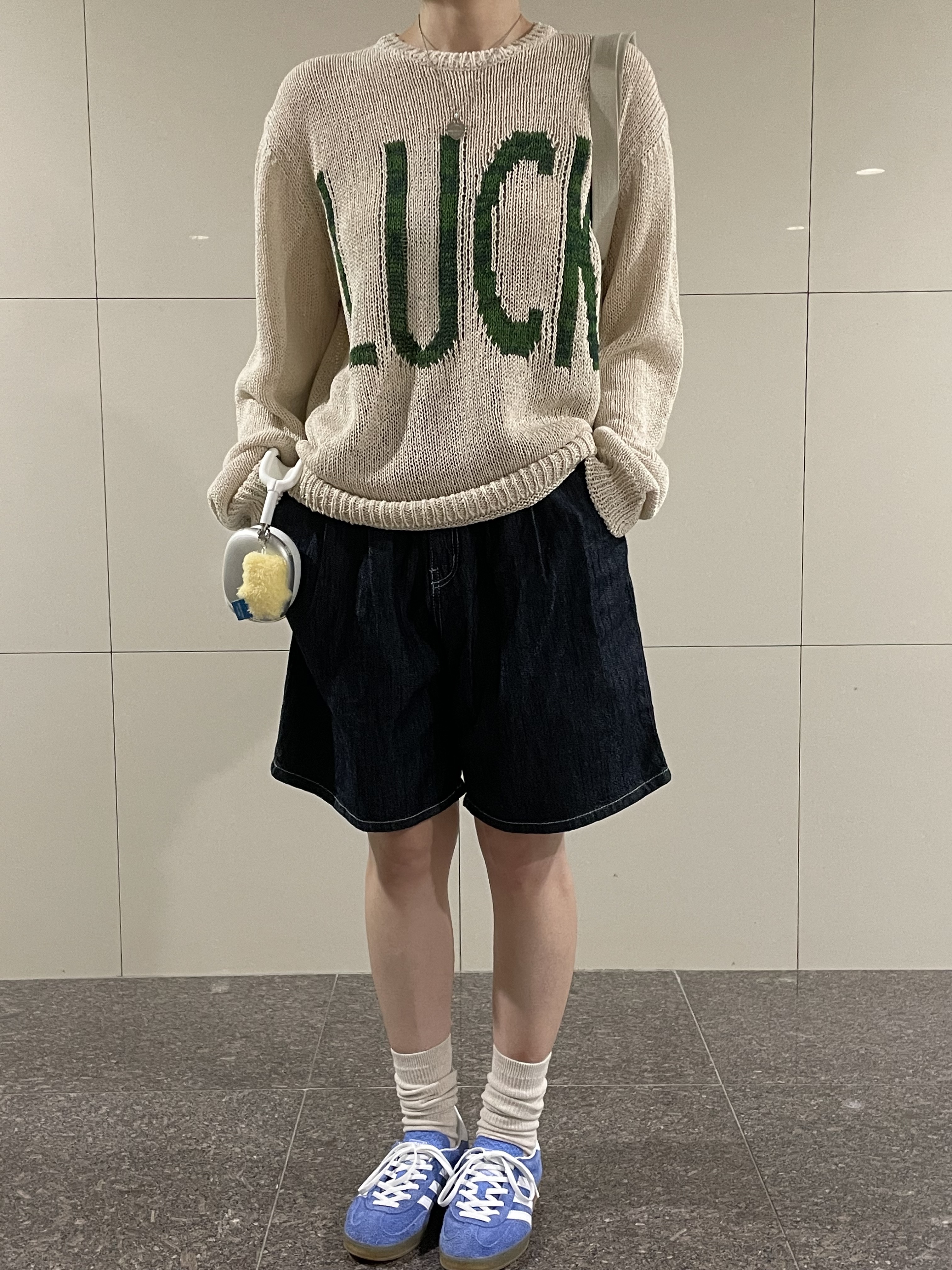 (W) Adidas Gazelle Indoor Blue Fusion Cloud White, Apple AirPods Max Lightning Silver (Korean Ver.) 착용 스타일 - 1