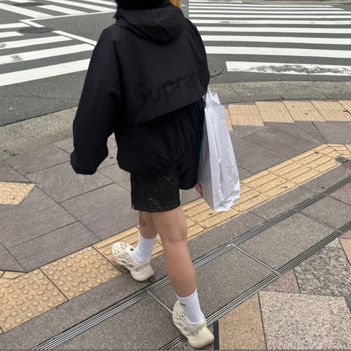 Supreme Lightweight Nylon Hooded Jacket Black - 23SS, Adidas Yeezy Foam RNNR Sand 착용 스타일 - 2