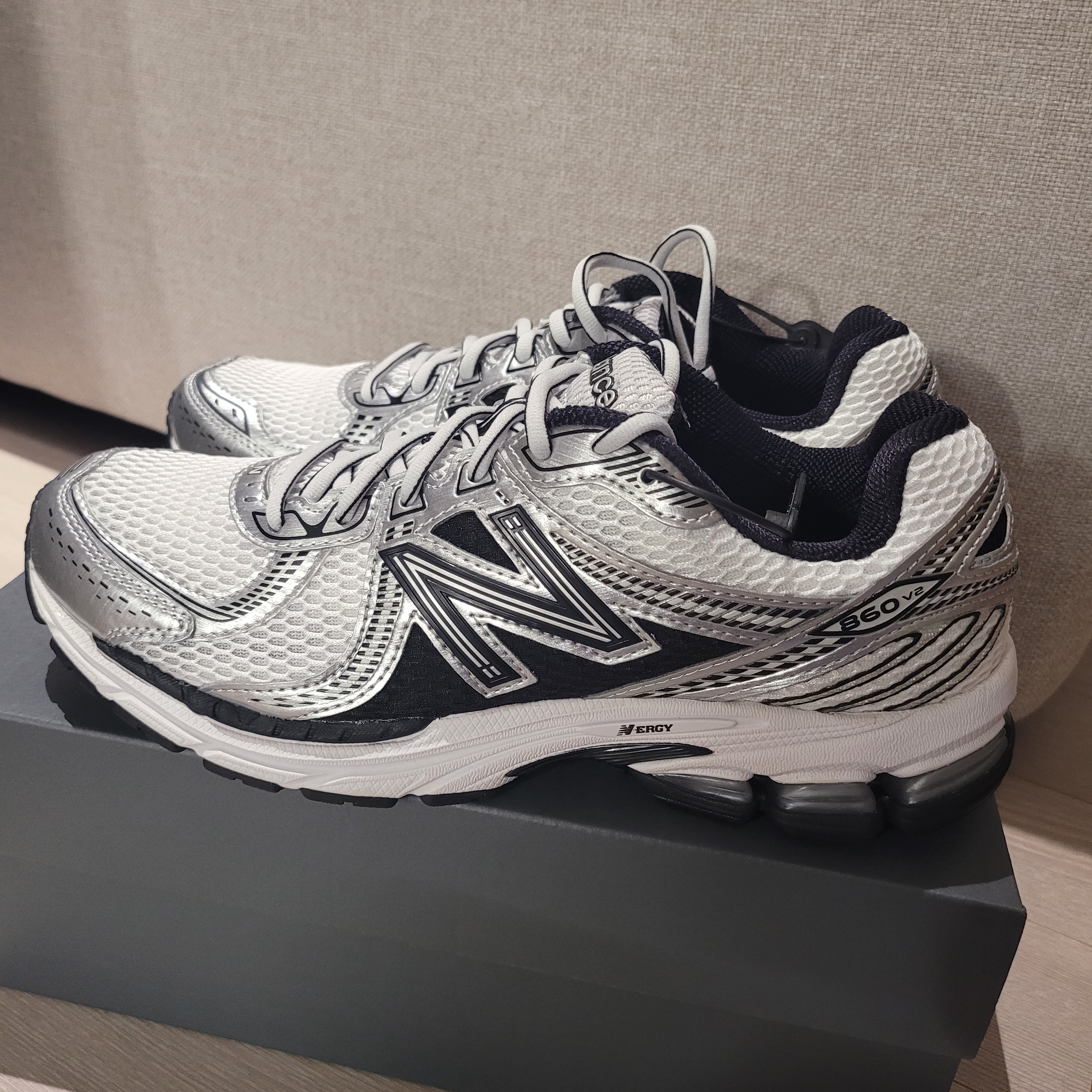 New Balance 860v2 White Black 착용 스타일