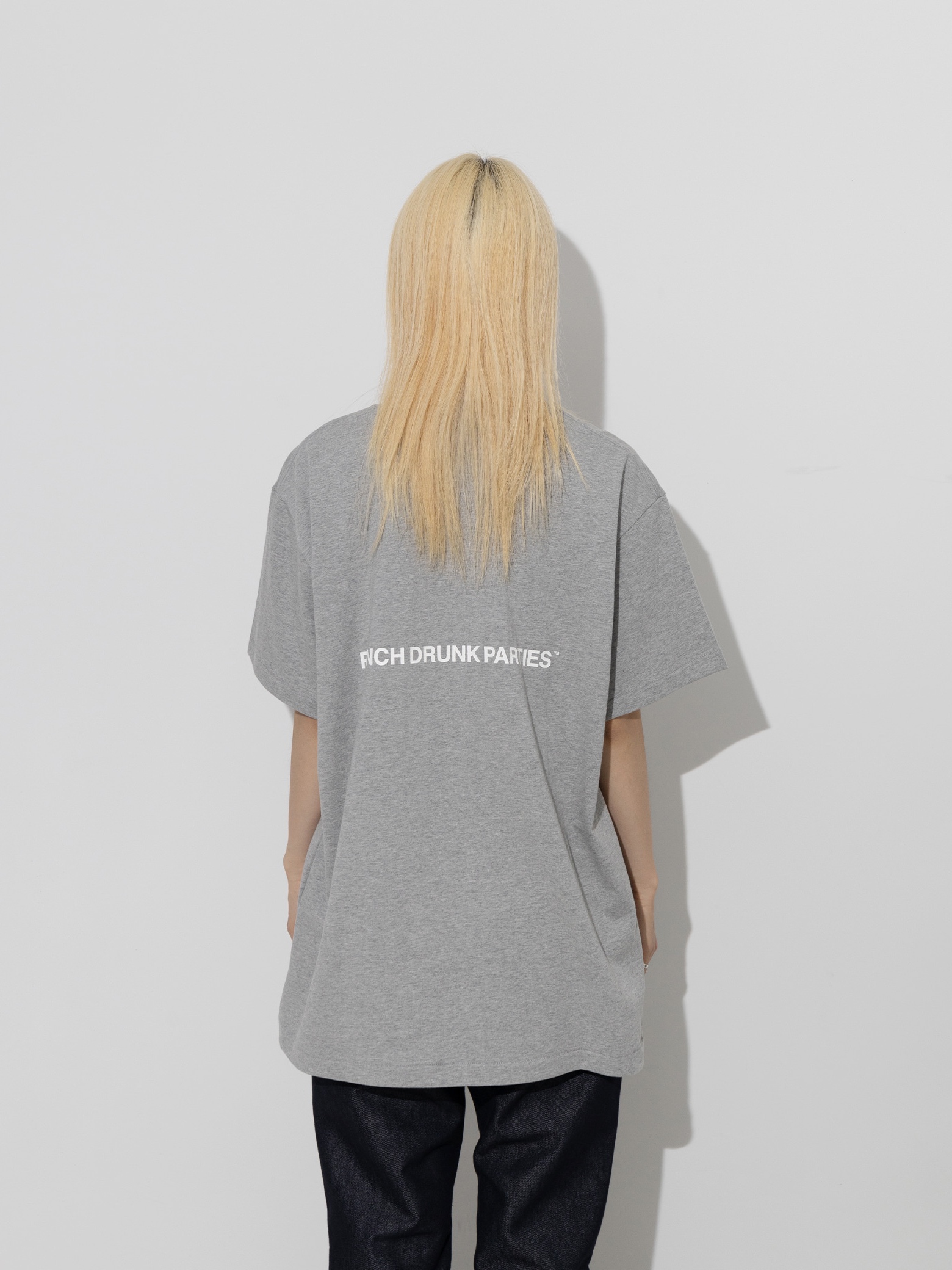 Punch Drunk Parties Circle Logo Narrow Tee Gray 착용 스타일 - 2