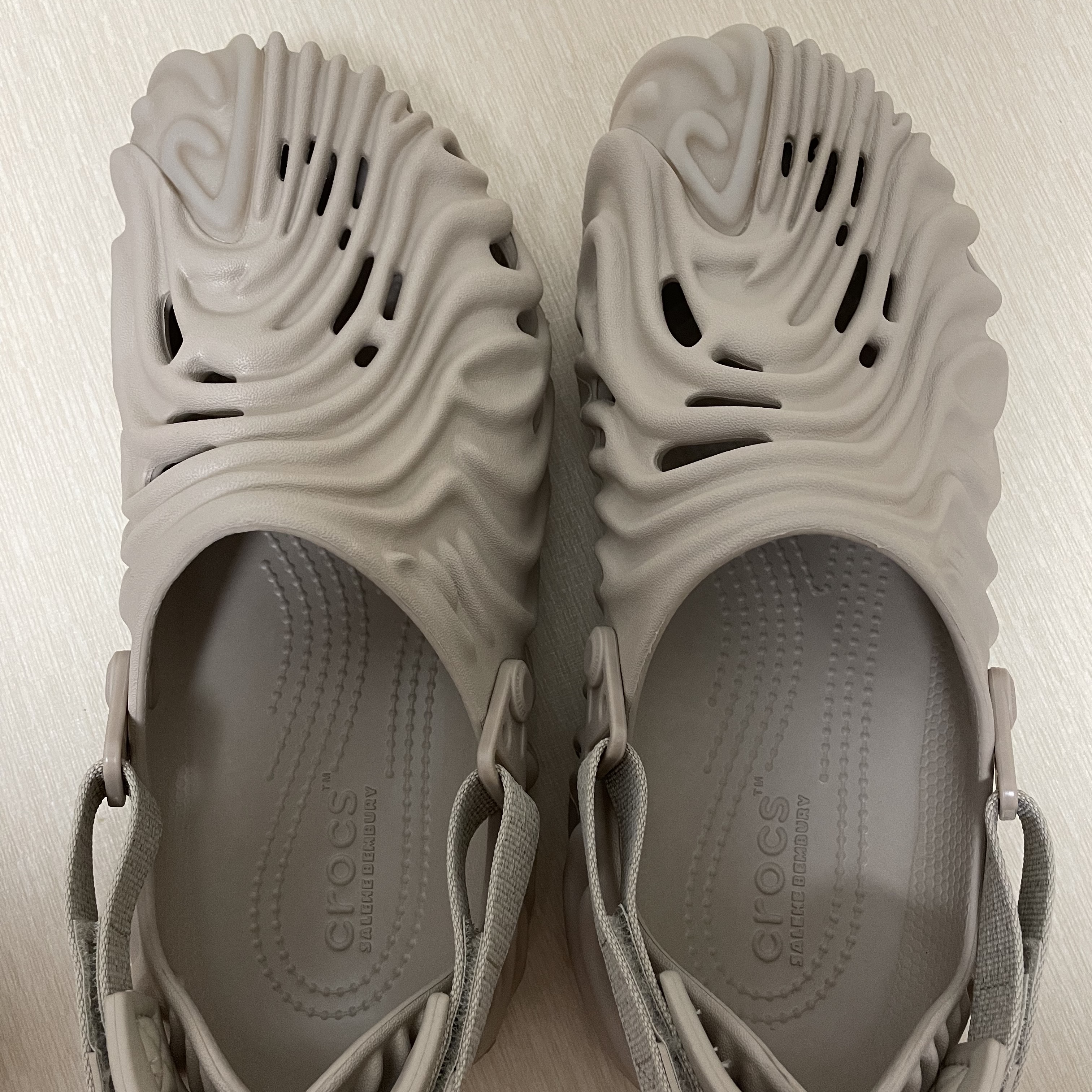 Crocs x Salehe Bembury Pollex Clog Horchata 착용 스타일 - 2