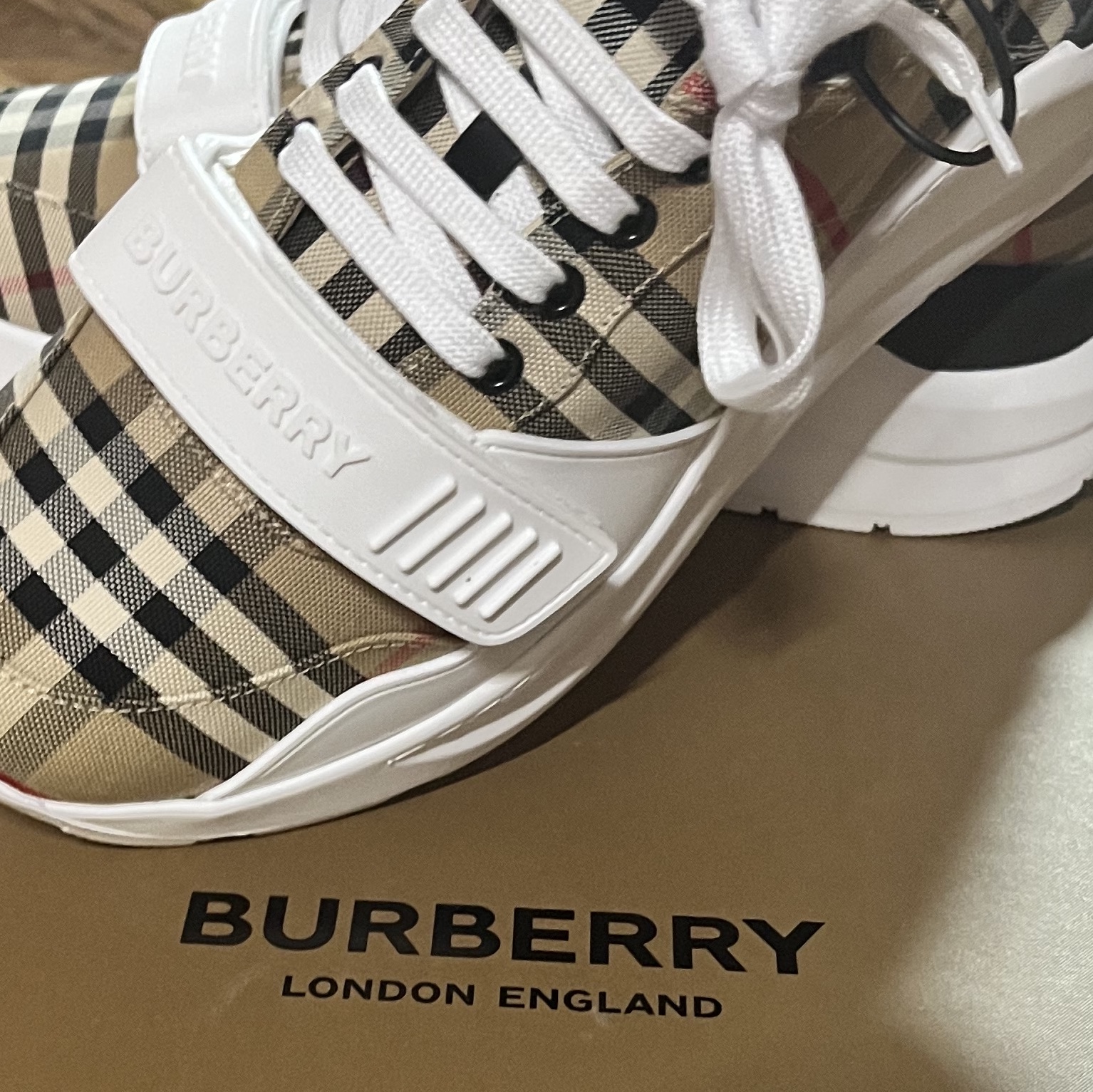 Burberry Vintage Check Suede Leather Sneakers Archive Beige 착용 스타일