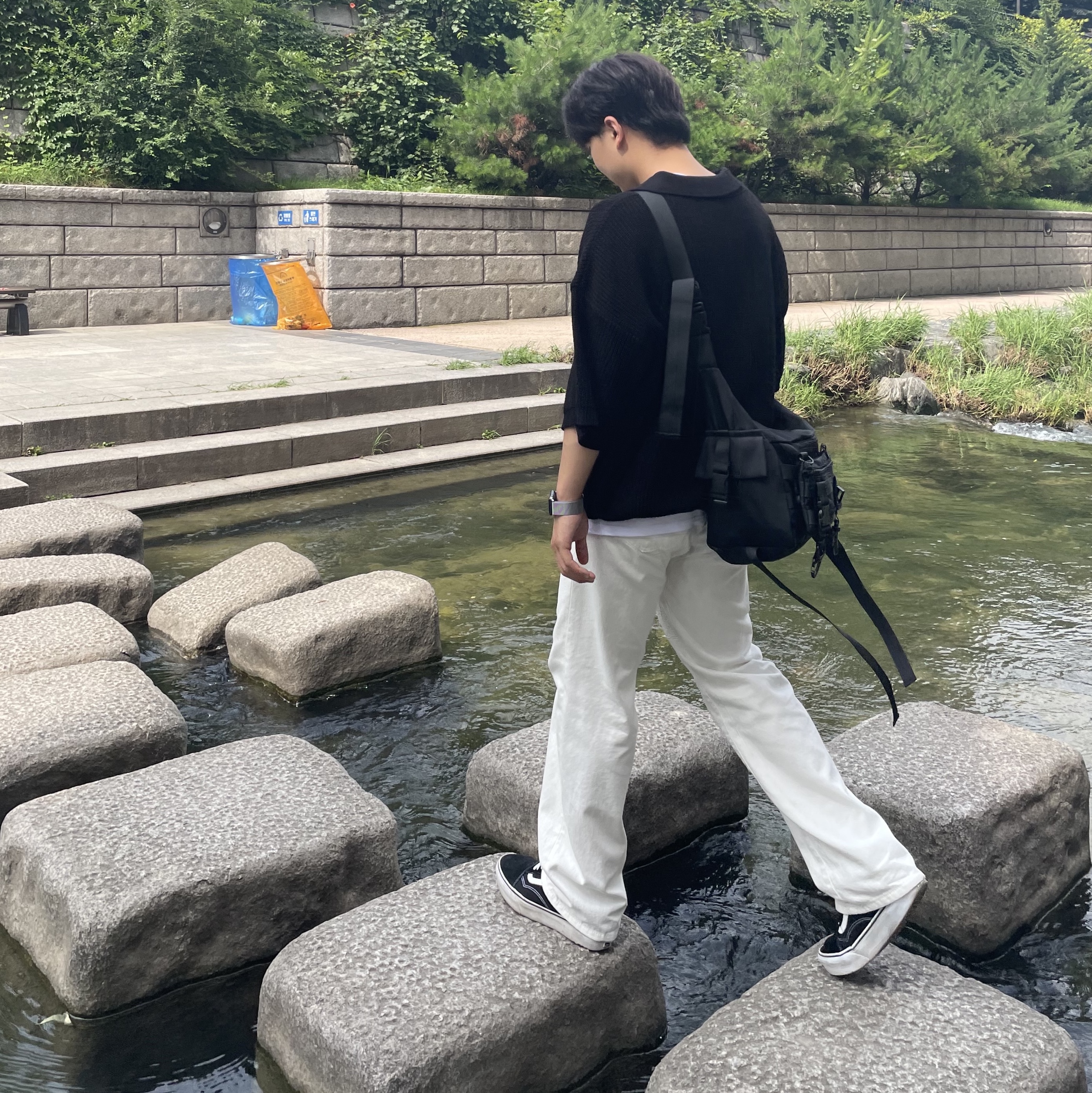 Vans Old Skool Platform Black White, Apple Watch SE 40mm GPS Silver Aluminum Case with Sport Band White (Korean Ver.) 착용 스타일 - 1