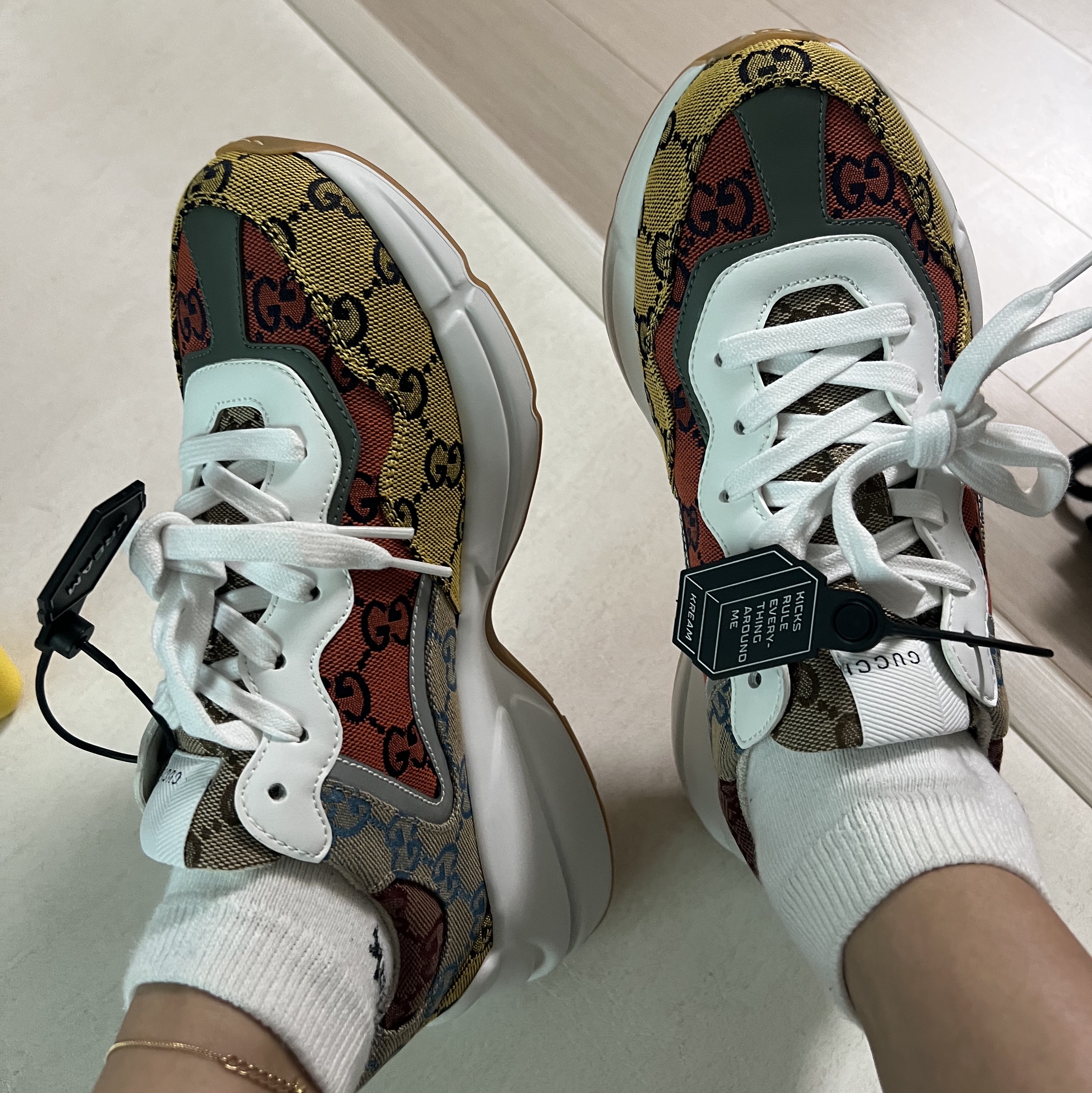 (W) Gucci Rhyton GG Multicolor Sneakers White 착용 스타일 - 5