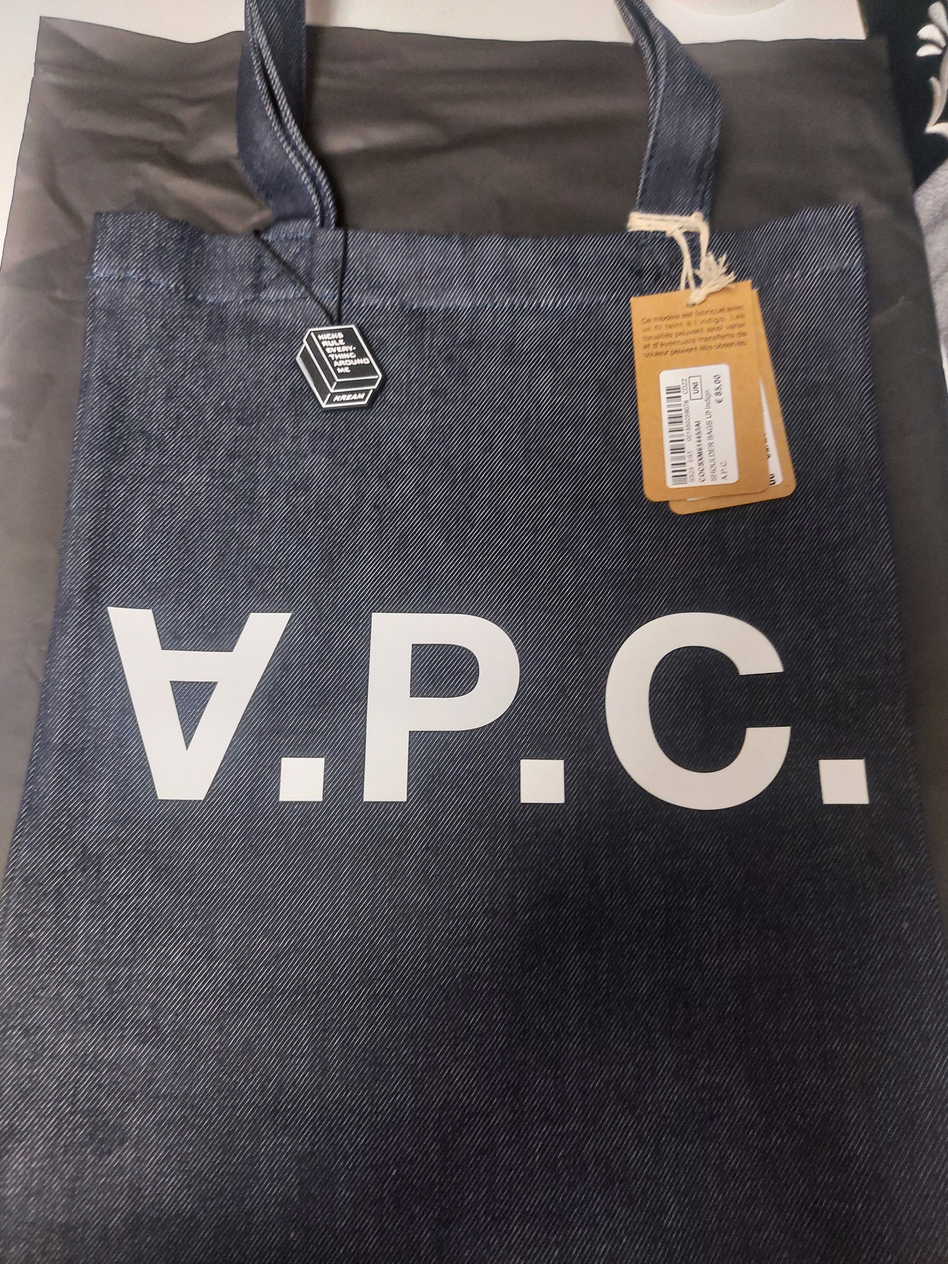 A.P.C. Laure Tote Bag Blue 착용 스타일 - 2