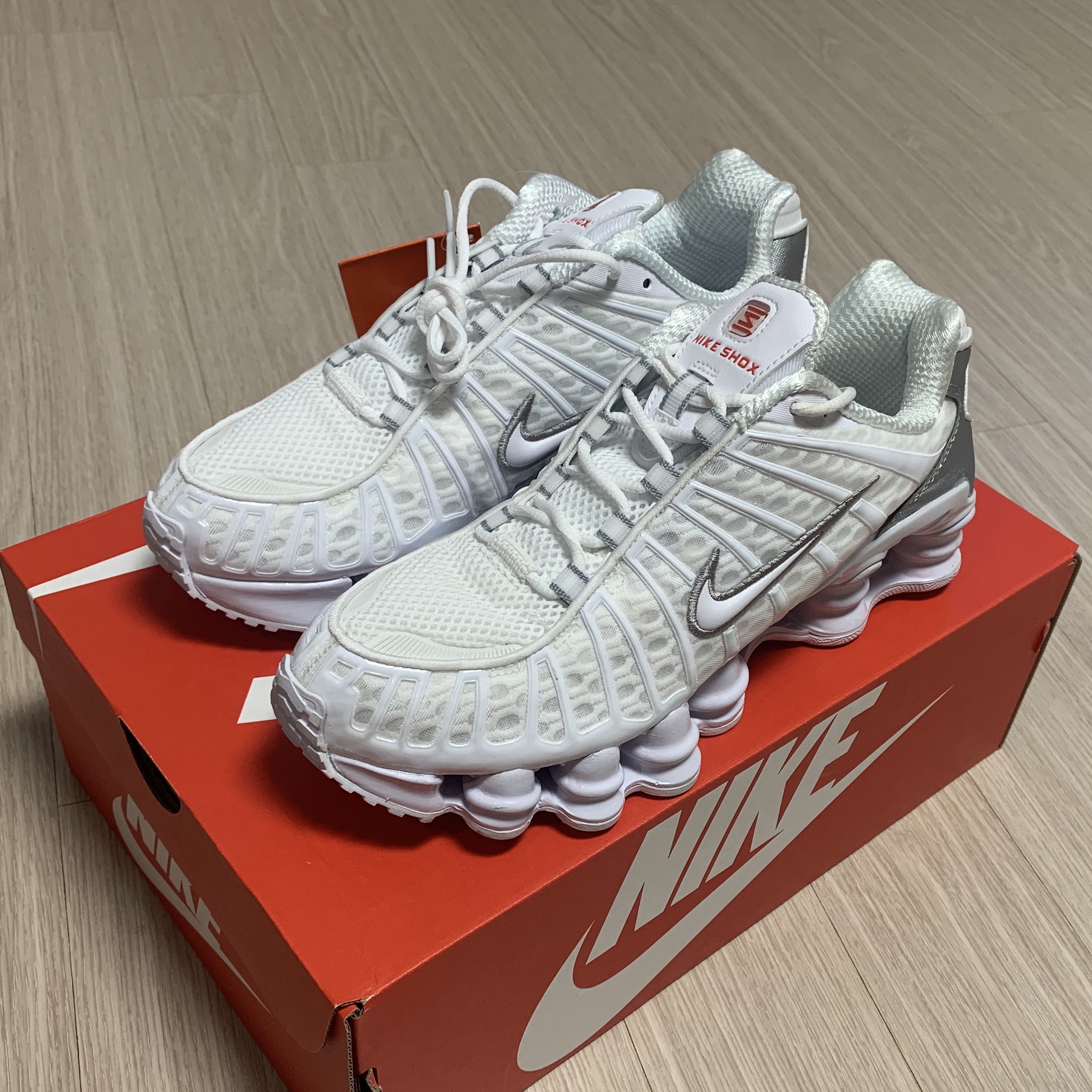 (W) Nike Shox TL White and Max Orange, (W) Nike Shox TL Black and Max Orange 착용 스타일 - 2