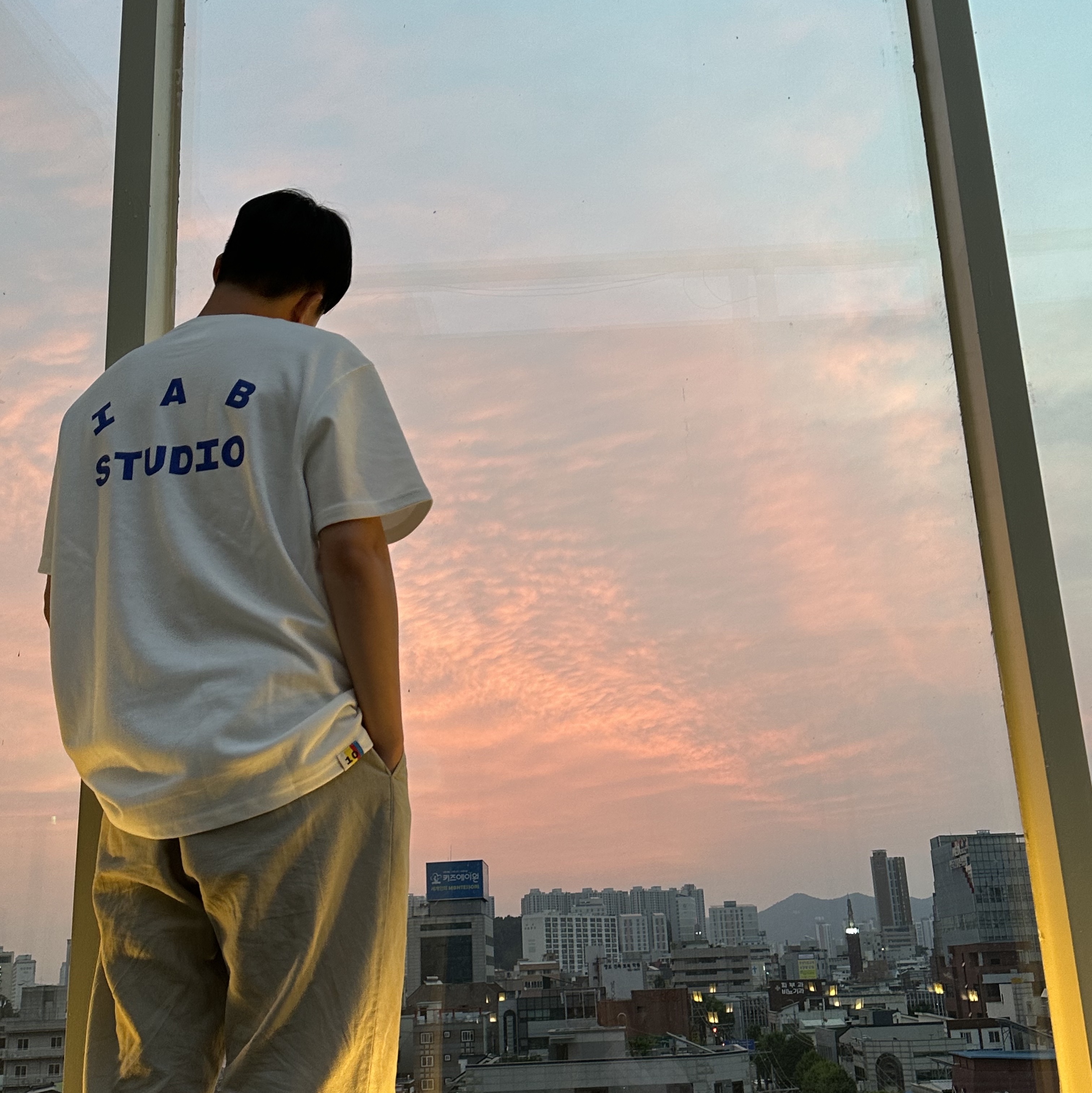 IAB Studio 10th Anniversary T-Shirts Pack White & Black (2 Pack) 착용 스타일