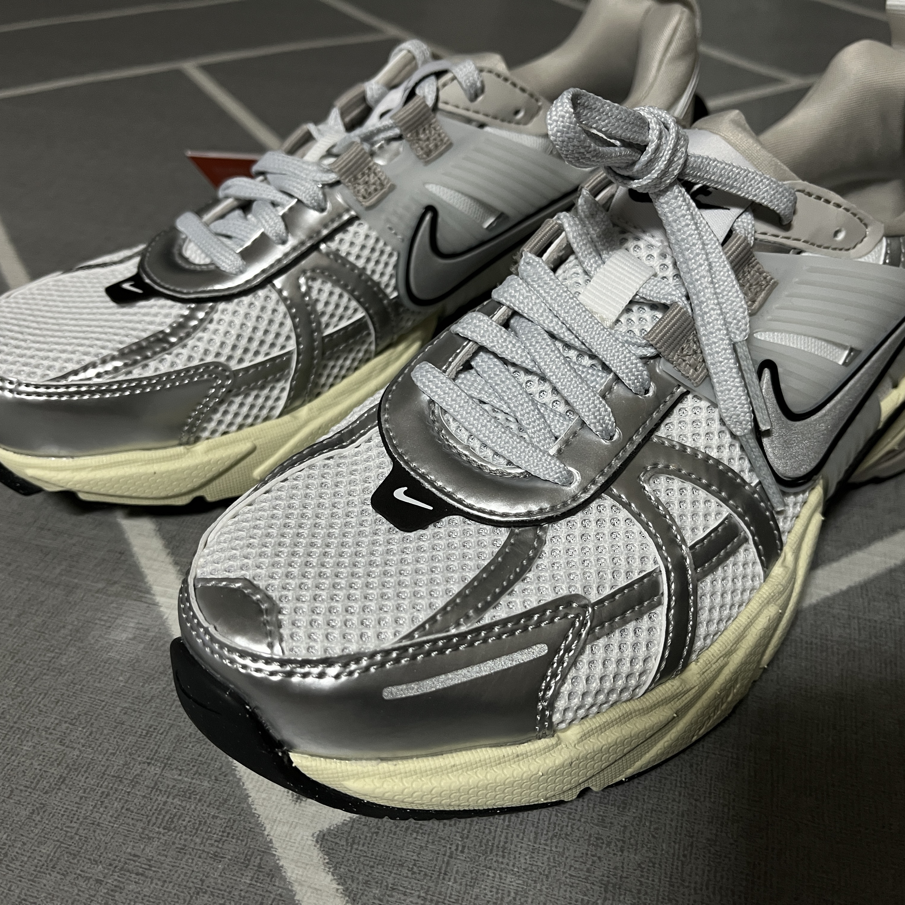 Nike V2K Run Summit White Metallic Silver 착용 스타일 - 1