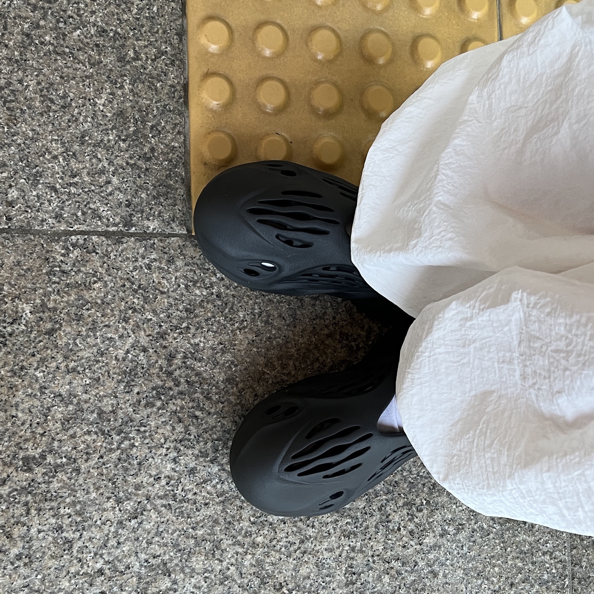 Adidas Yeezy Foam RNNR Onyx 착용 스타일
