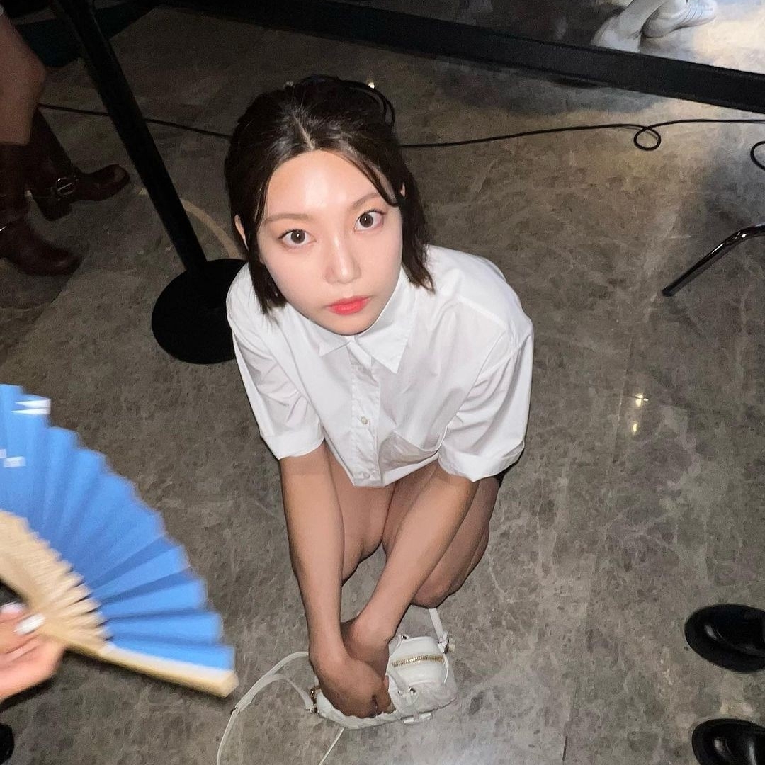 Miu Miu Matelasse Nappa Leather Top Handle Bag White, (W) Miu Miu Patent Leather Pumps White Black 착용 스타일 - 2
