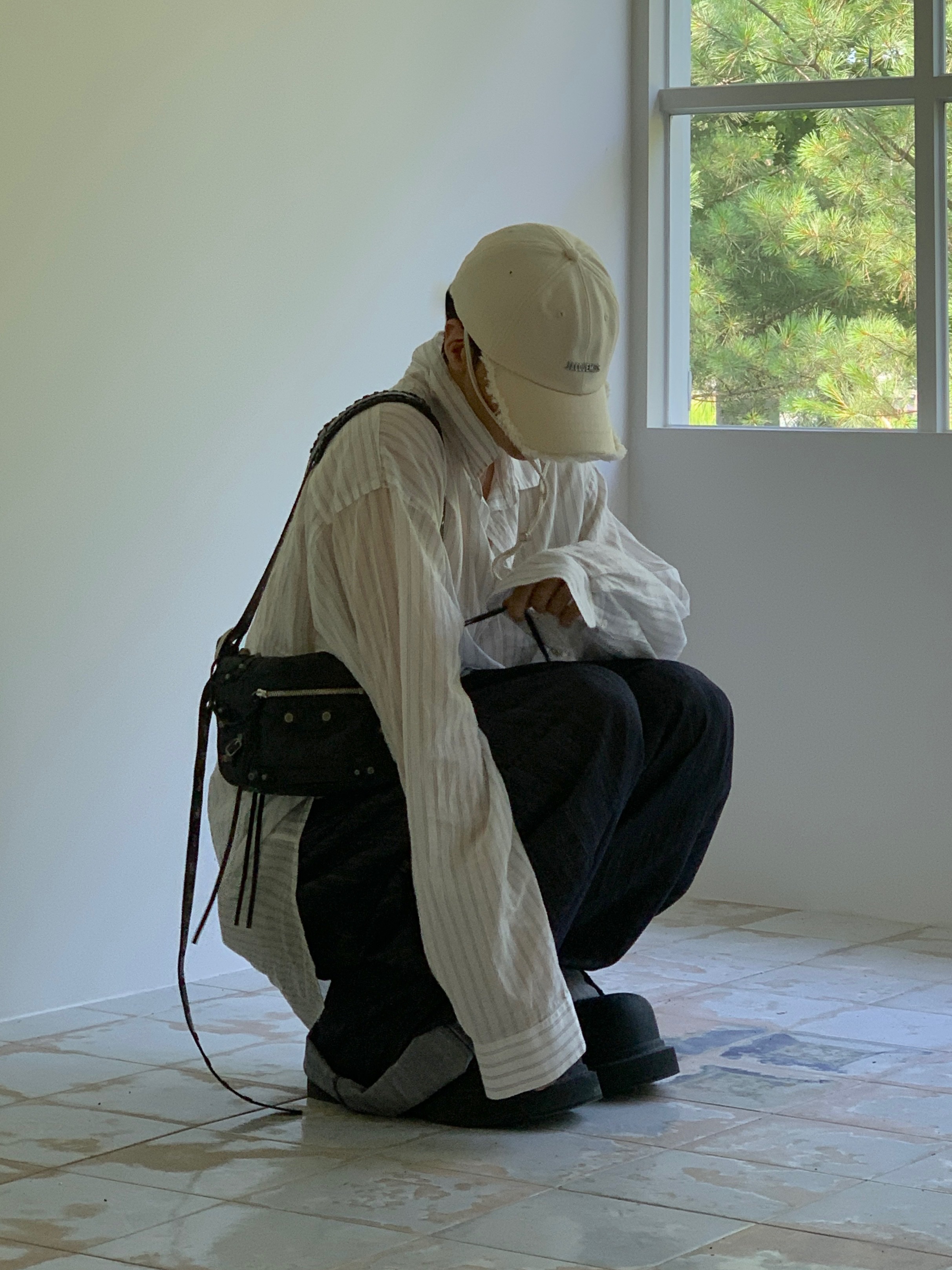 Jacquemus La Casquette Artichaut Fringe Baseball Cap Off White, Balenciaga Arena Lambskin Aged Silver Hardware Le Cagole XS Flap Bag Black 착용 스타일 - 5