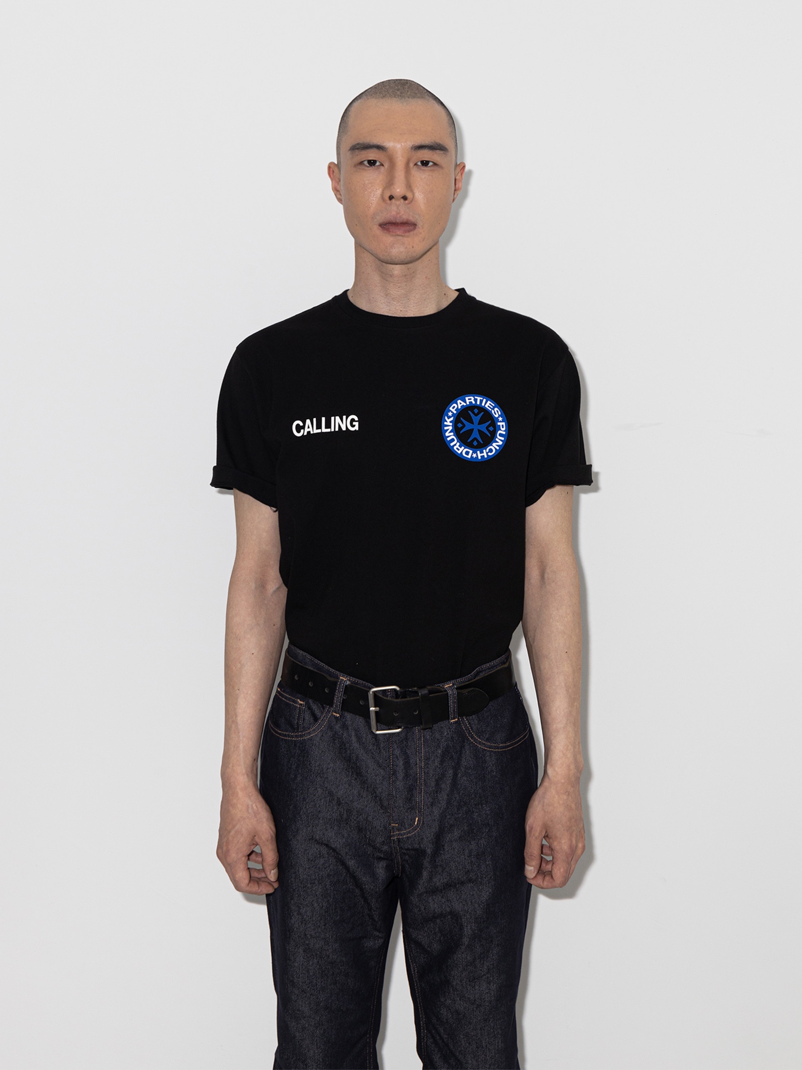 Punch Drunk Parties Calling Original Regular Tee Black 착용 스타일 - 3