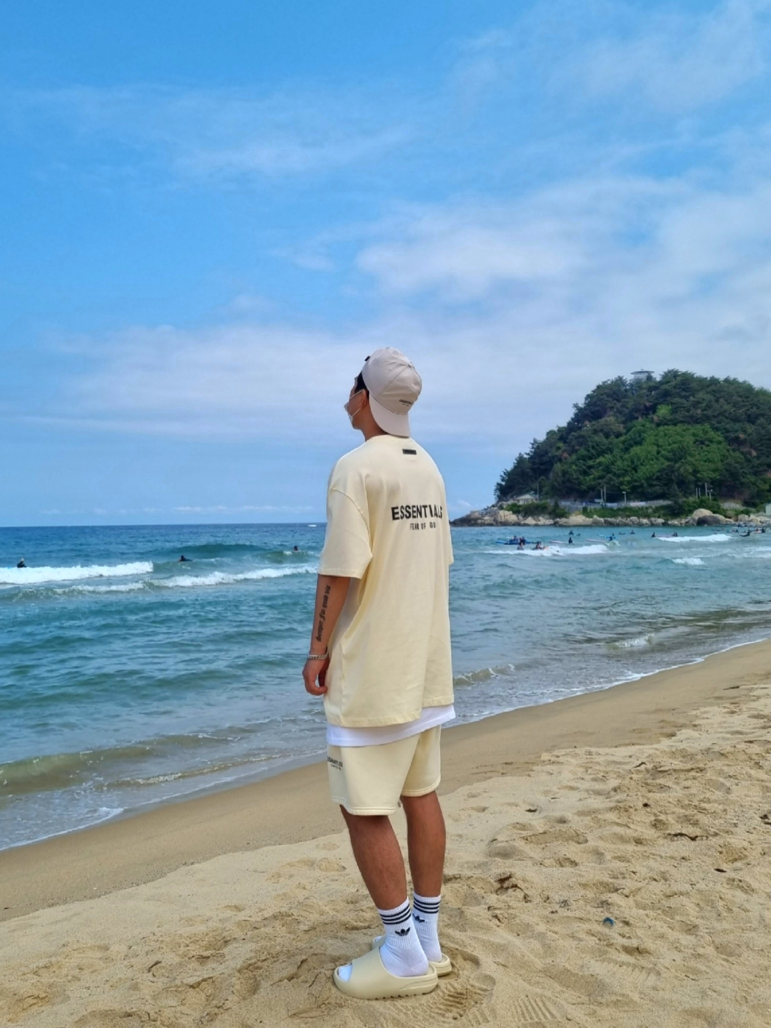 Essentials T-Shirt Cream - 21SS, Adidas Yeezy Slide Bone 2022/2023 착용 스타일 - 1