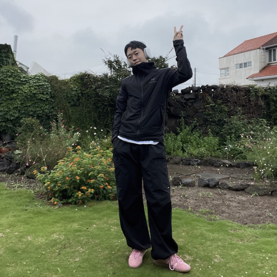Arc'teryx Atom SL Hoody Black, Adidas Bermuda Glow Pink 착용 스타일 - 1