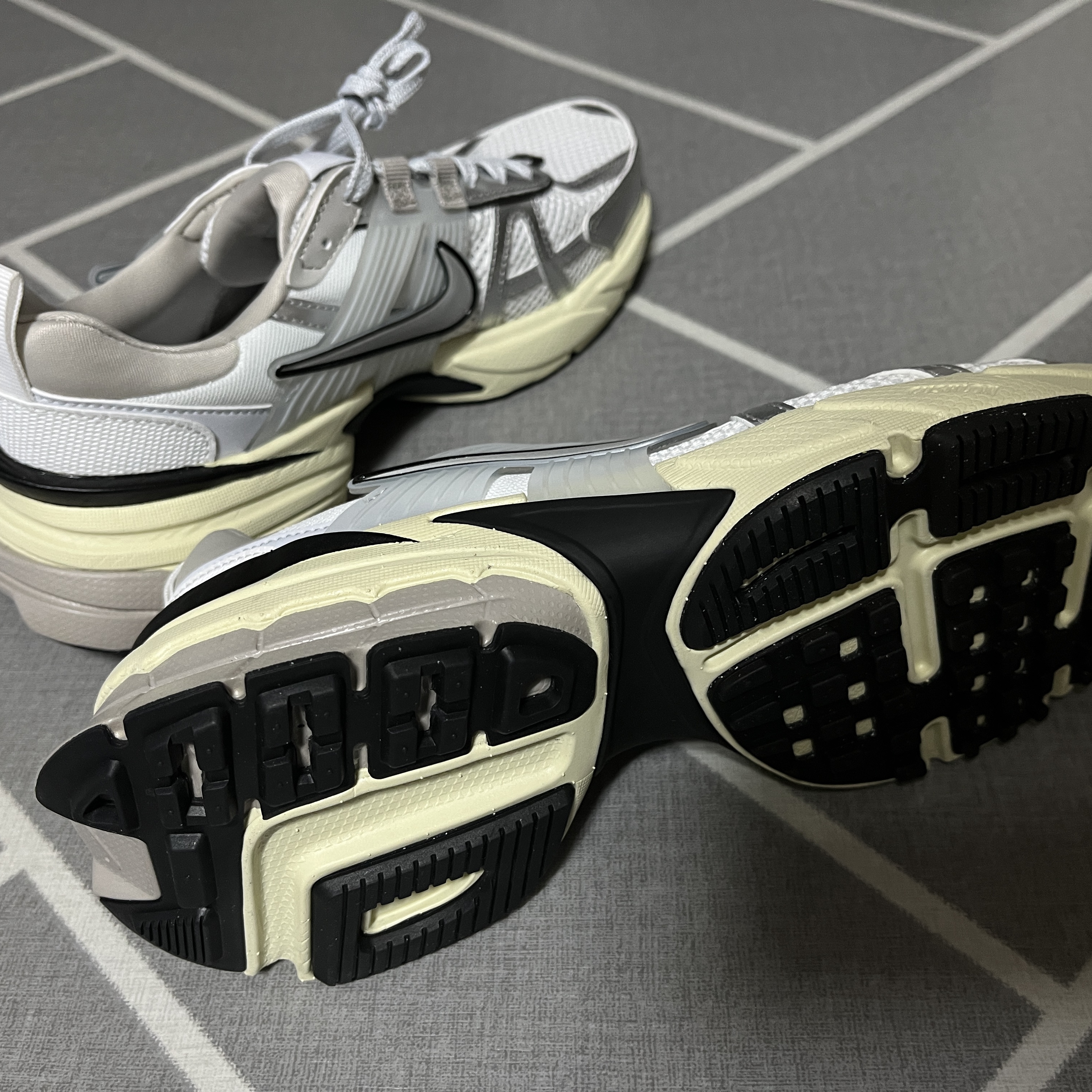 Nike V2K Run Summit White Metallic Silver 착용 스타일 - 4