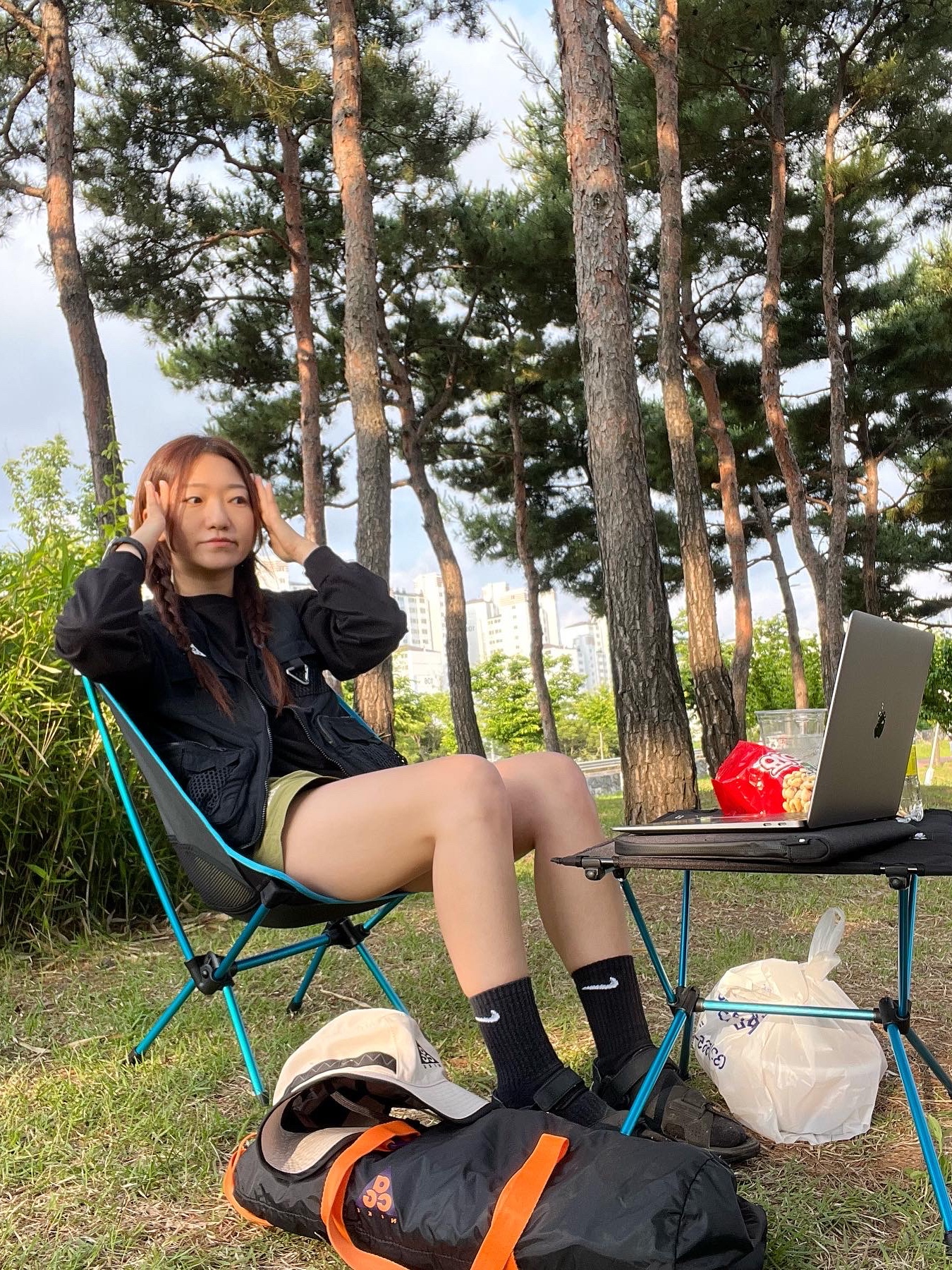 Helinox Chair One Black, Helinox Table One Hard Top Black 착용 스타일 - 3