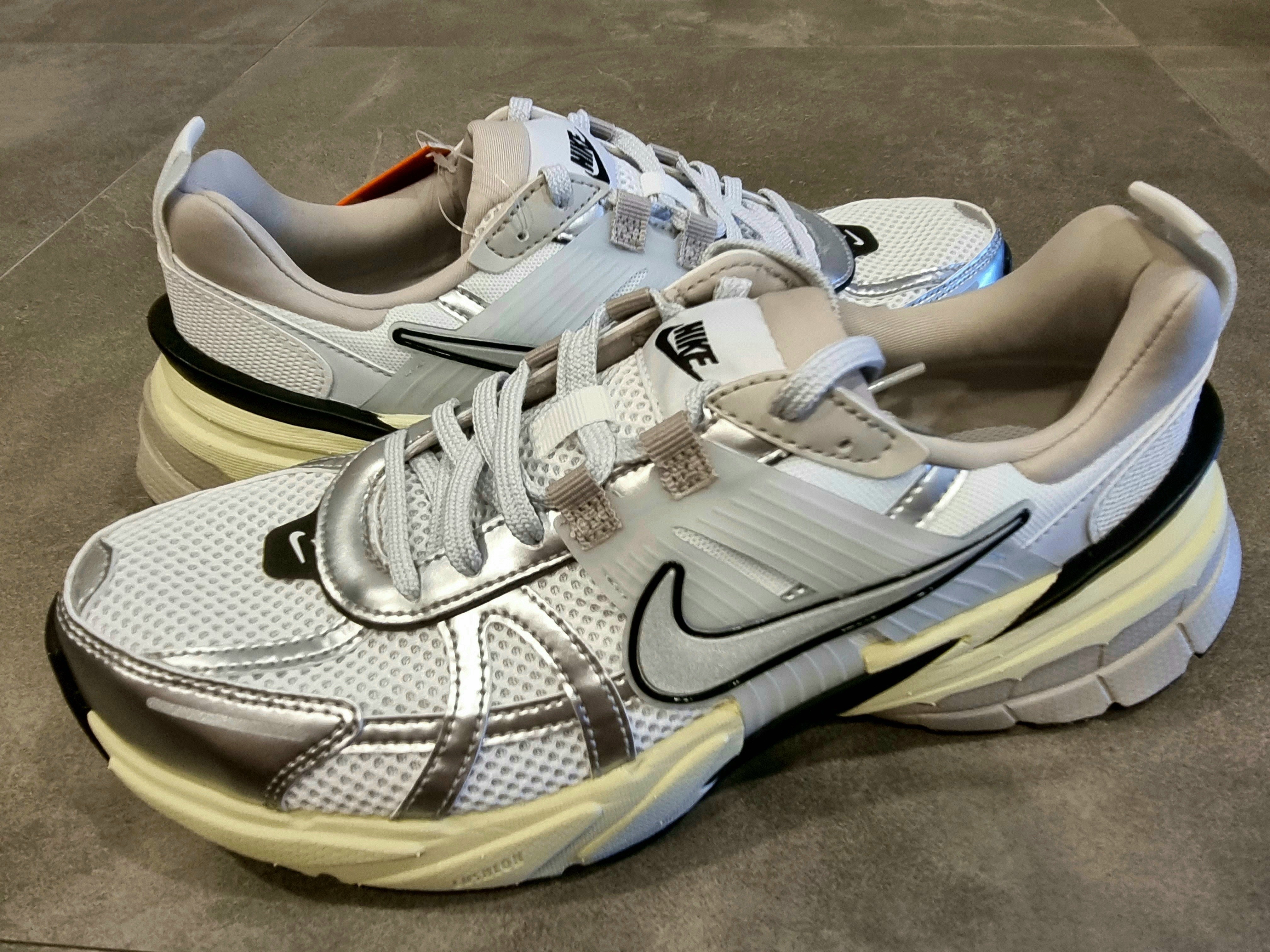 Nike V2K Run Summit White Metallic Silver 착용 스타일 - 2