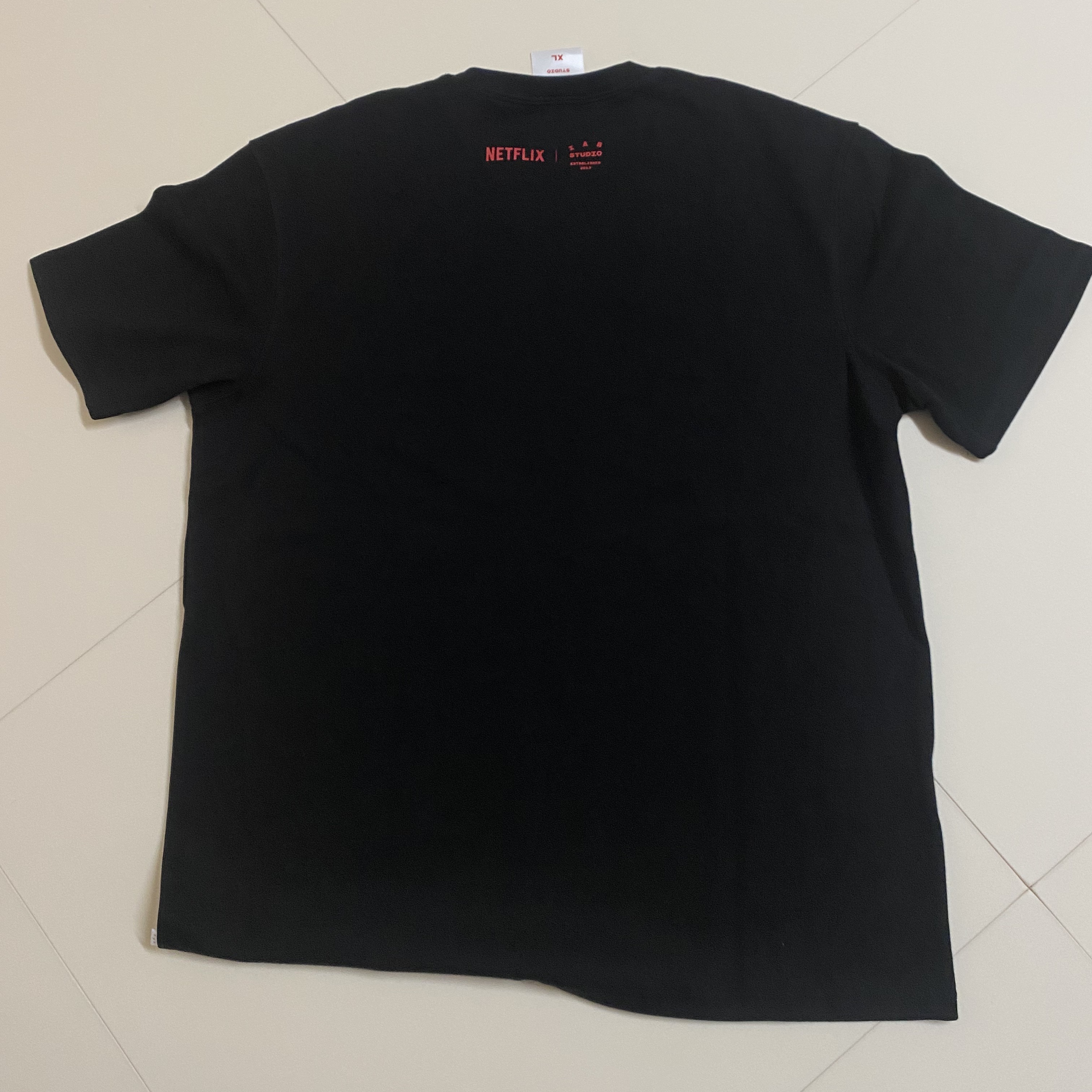 IAB Studio x Netflix SS T-Shirt Black 착용 스타일 - 3