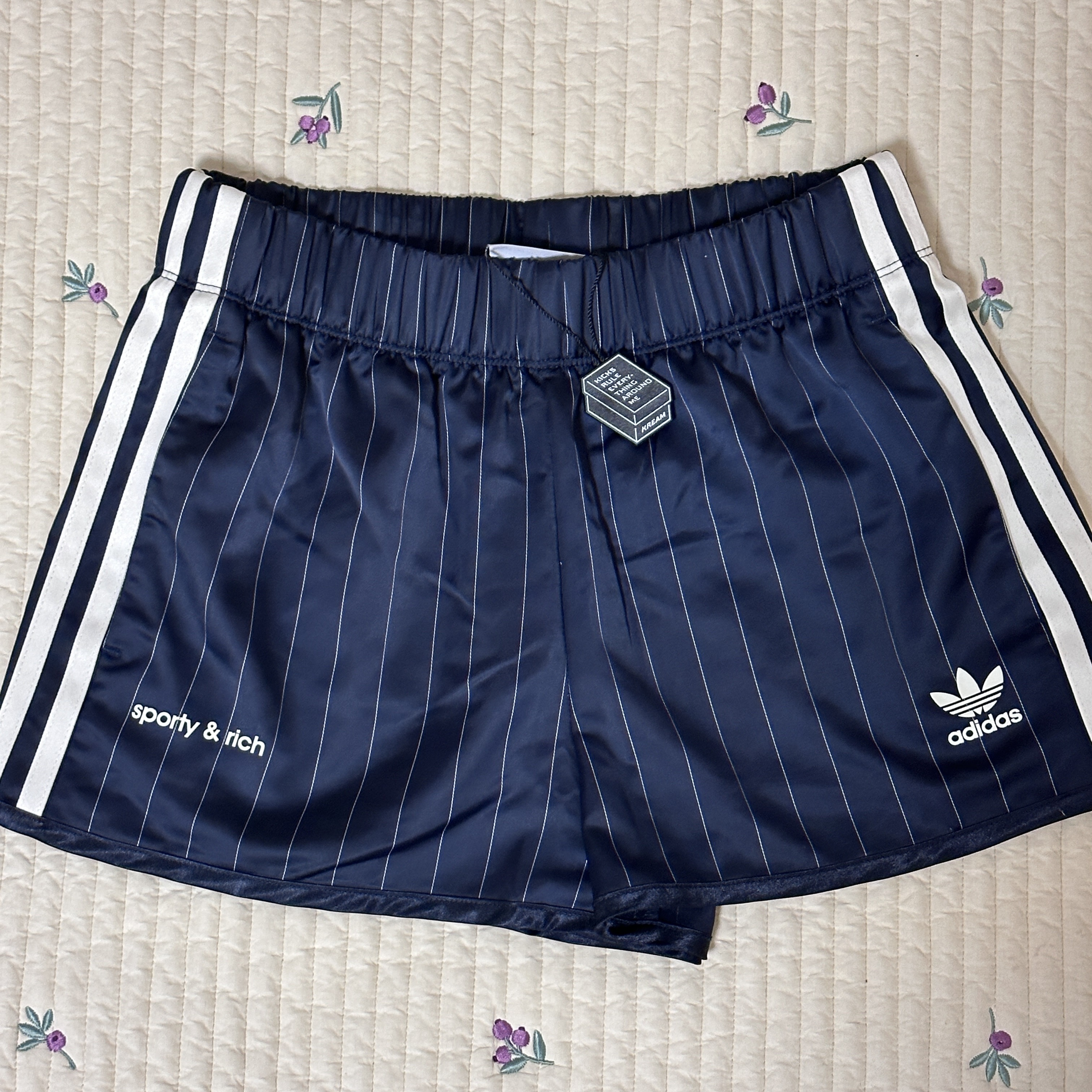 (W) Adidas x Sporty & Rich Shorts Legend Ink - US Sizing 착용 스타일 - 3