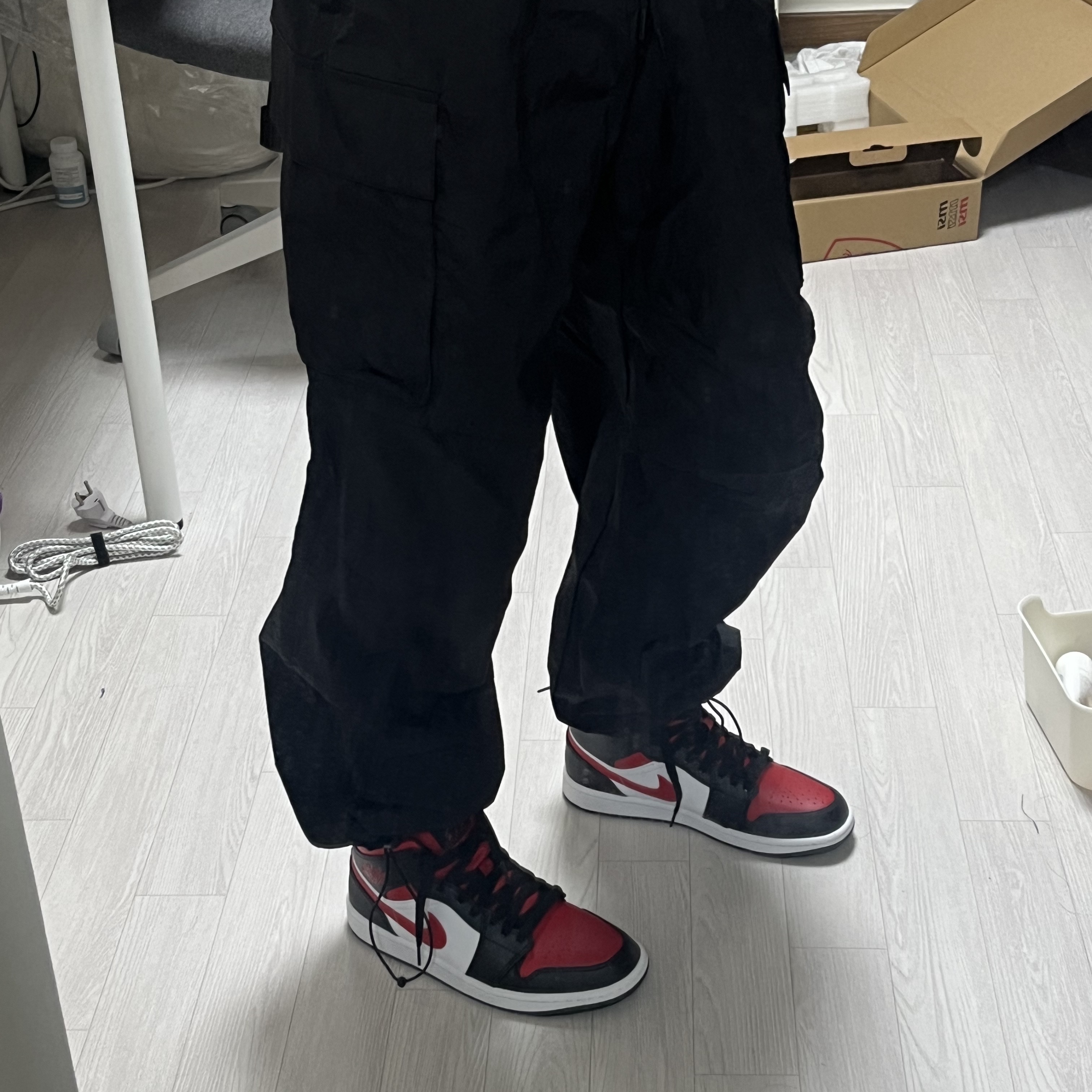Jordan 1 Mid Black Fire Red 착용 스타일 - 2