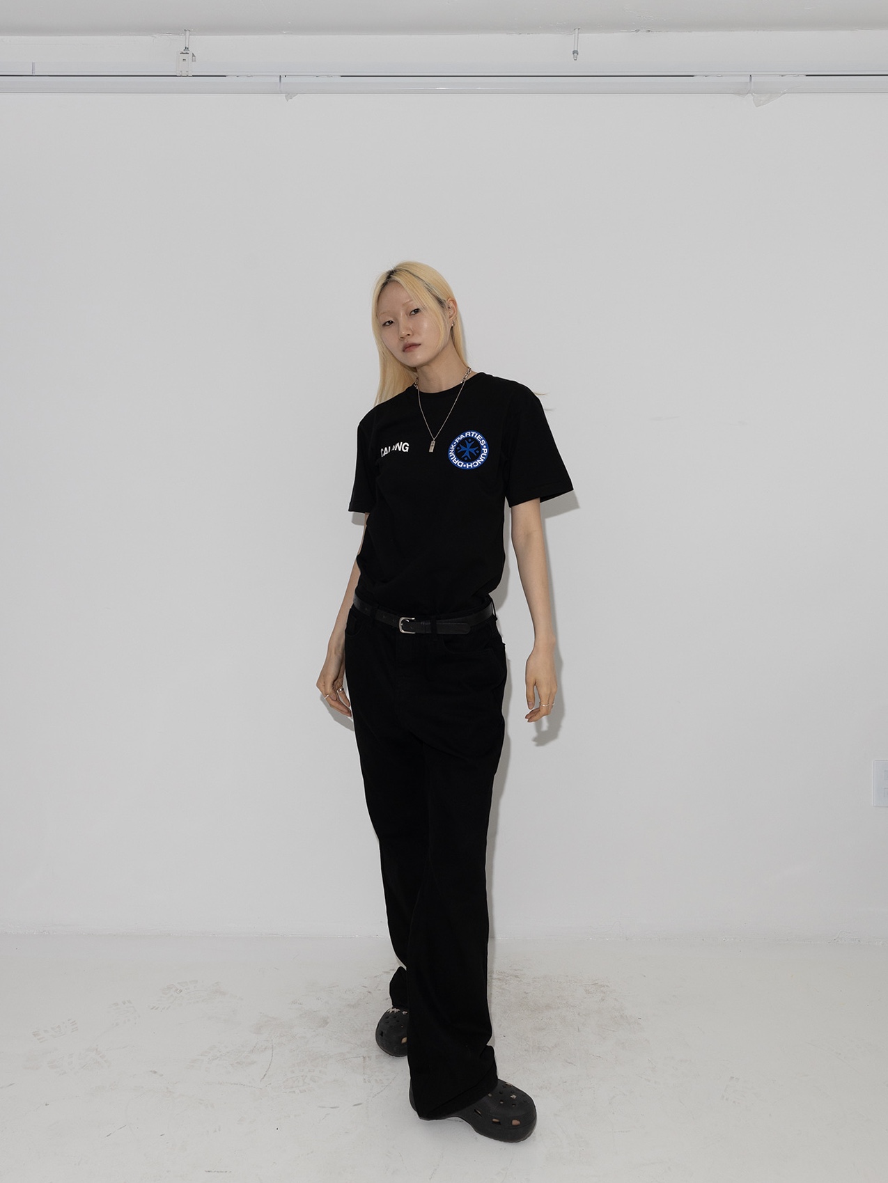 Punch Drunk Parties Calling Original Regular Tee Black 착용 스타일 - 2