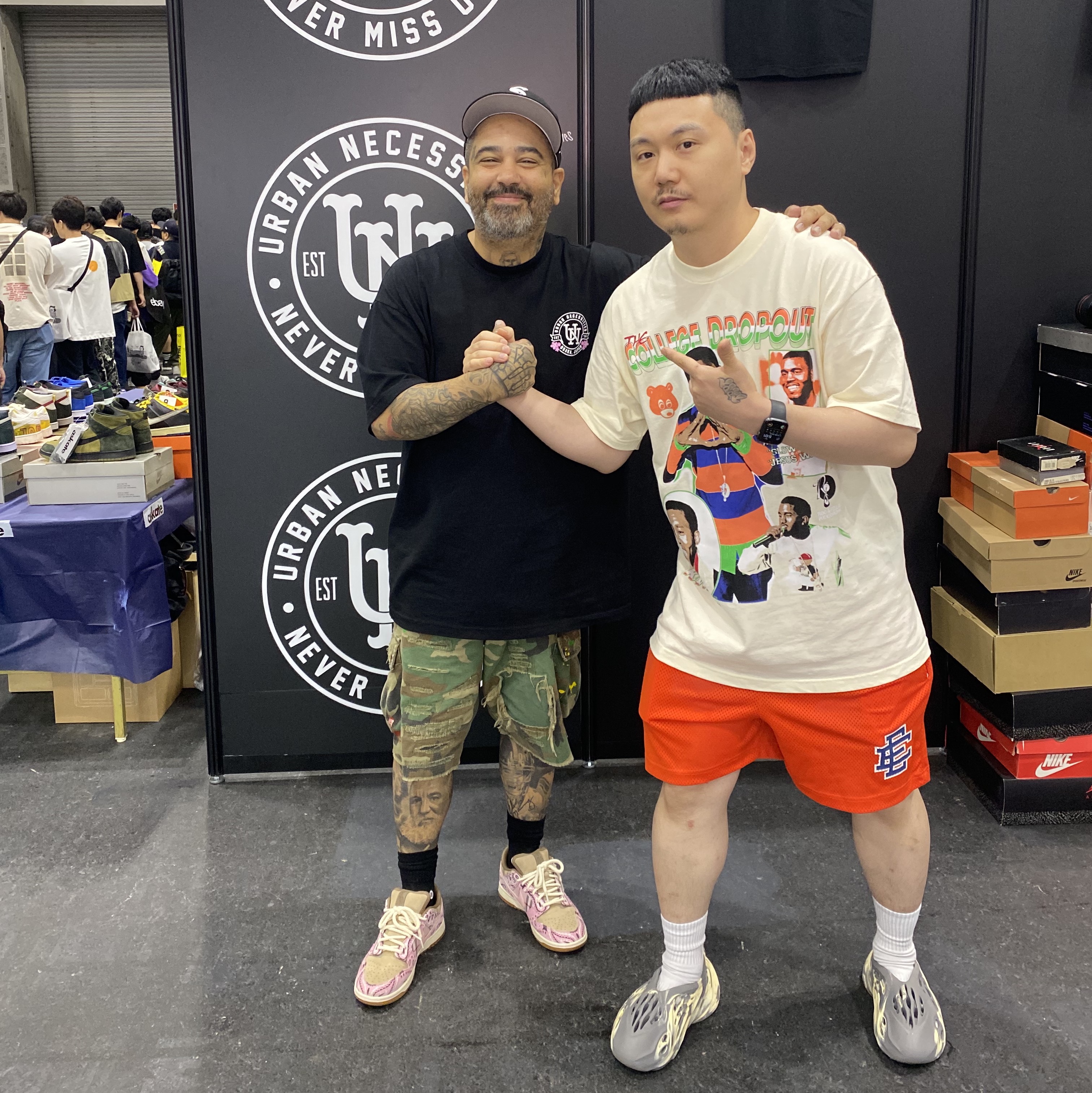 Adidas Yeezy Foam RNNR MXT Moon Gray, Jordan 1 x Travis Scott Retro Low OG SP Sail and Ridgerock 착용 스타일 - 1