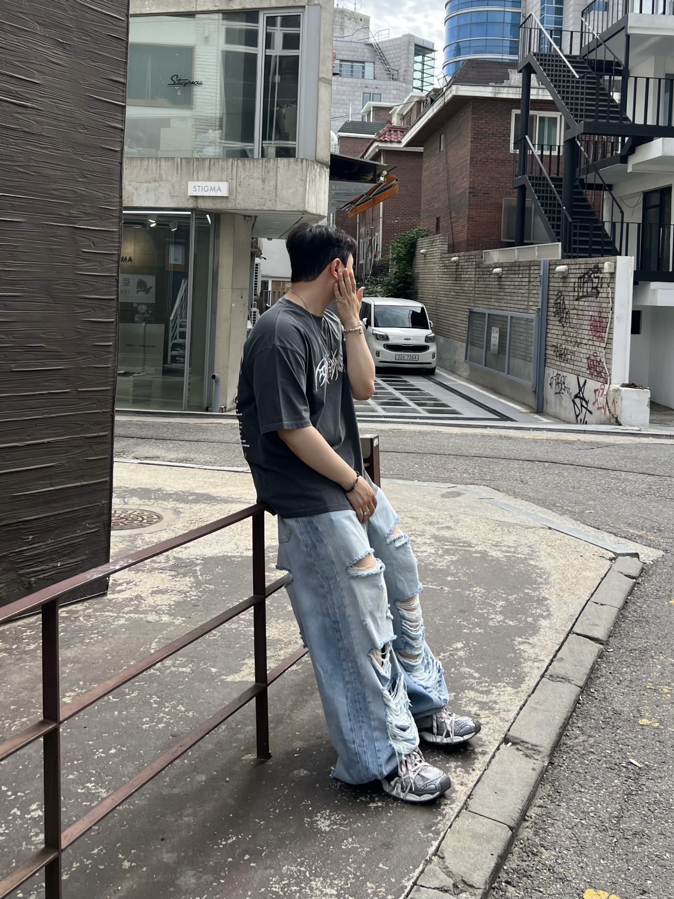 Balenciaga 3XL Sneakers Grey White Red 착용 스타일 - 1